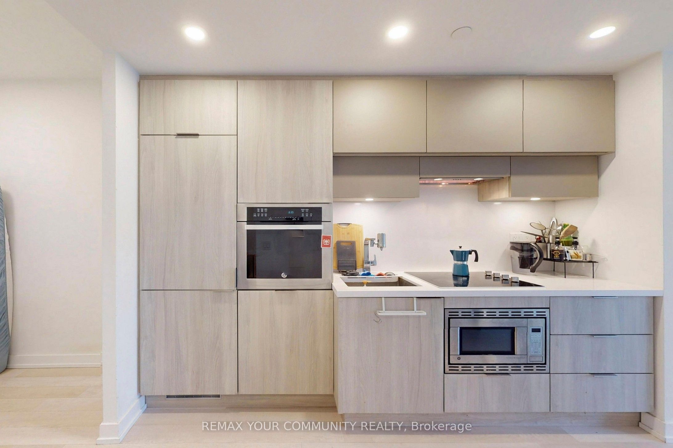 39 Roehampton Avenue 1001, Toronto, ON M4P 0G1 photo 2