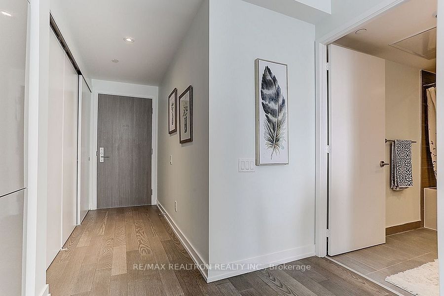 161 Roehampton Avenue 2708, Toronto, ON M4P 1P9 photo 3