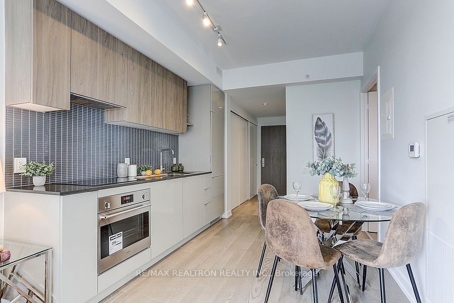 161 Roehampton Avenue 2708, Toronto, ON M4P 1P9 photo 4