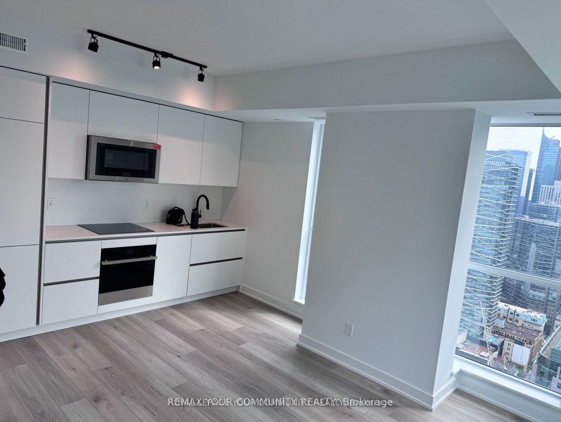 327 King Street W 4503, Toronto, ON M5V 0W7 photo 3