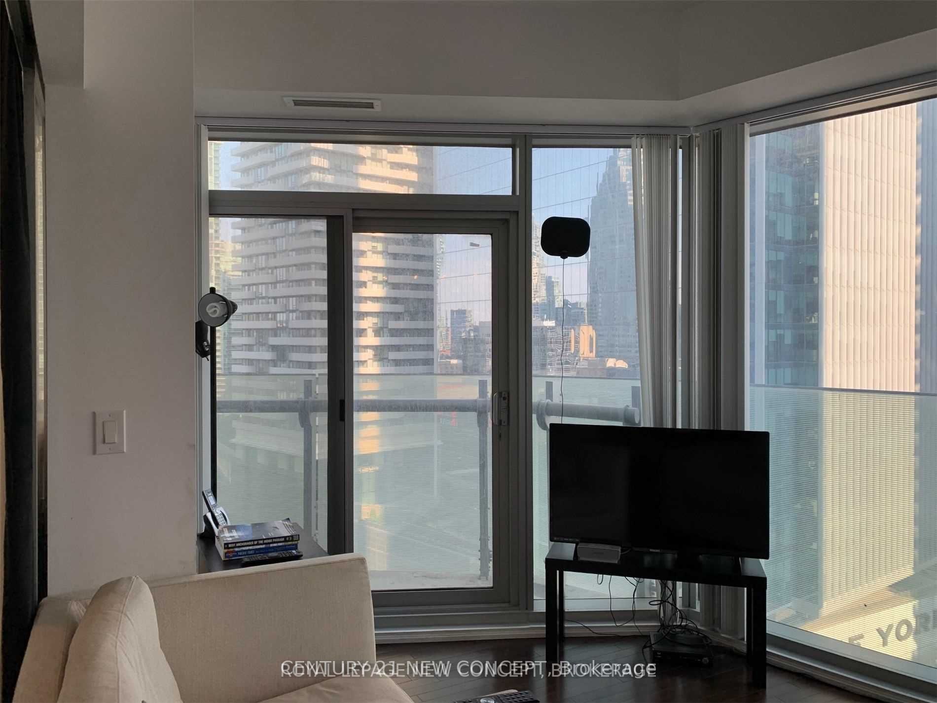 14 York Street 1502, Toronto, ON M5J 0B1 photo 3