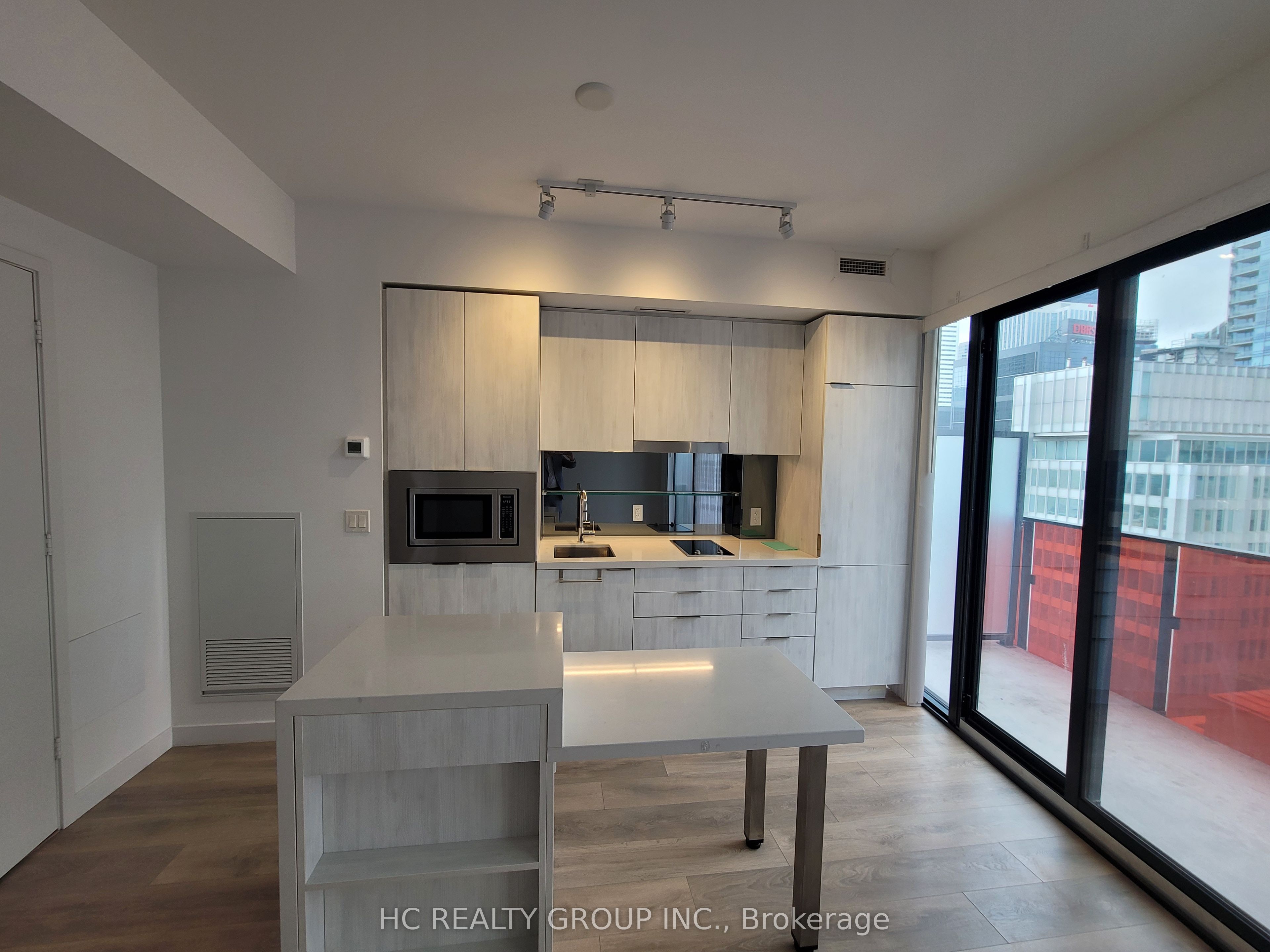 215 QUEEN Street W 1712, Toronto, ON M5V 0P5 photo 2