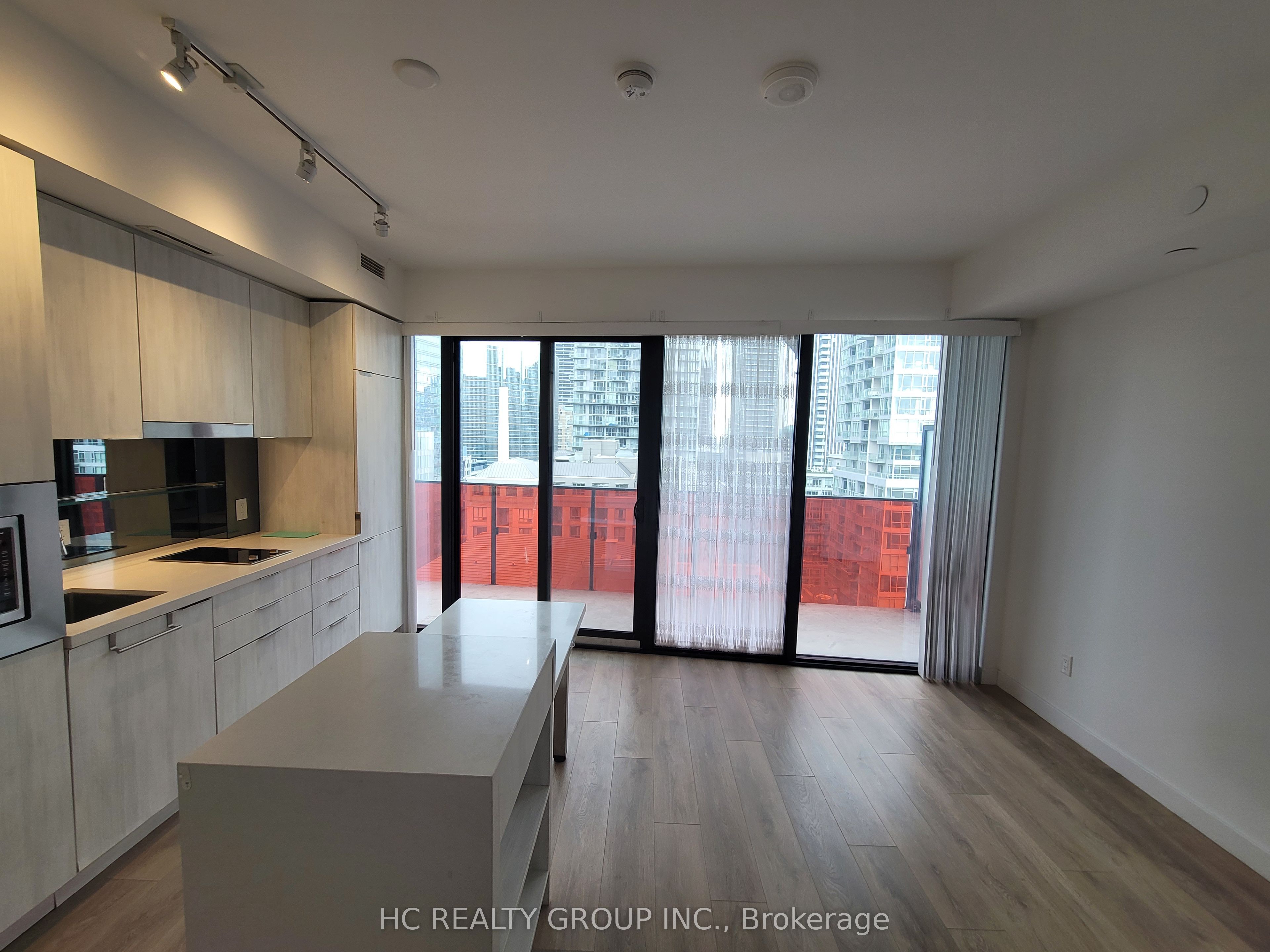 215 QUEEN Street W 1712, Toronto, ON M5V 0P5 photo 3