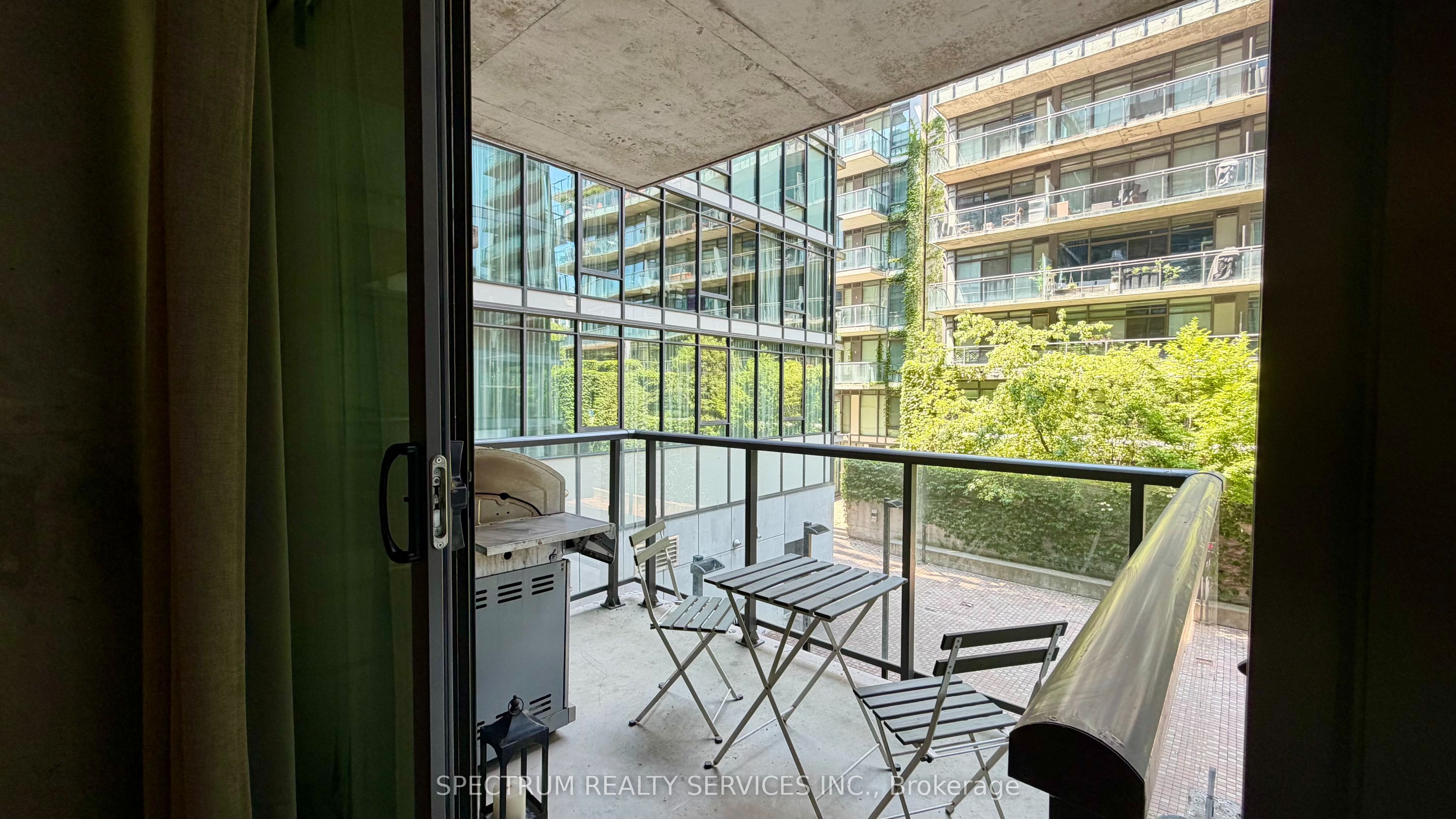 560 King Street W 201, Toronto, ON M5V 2N2 photo 2