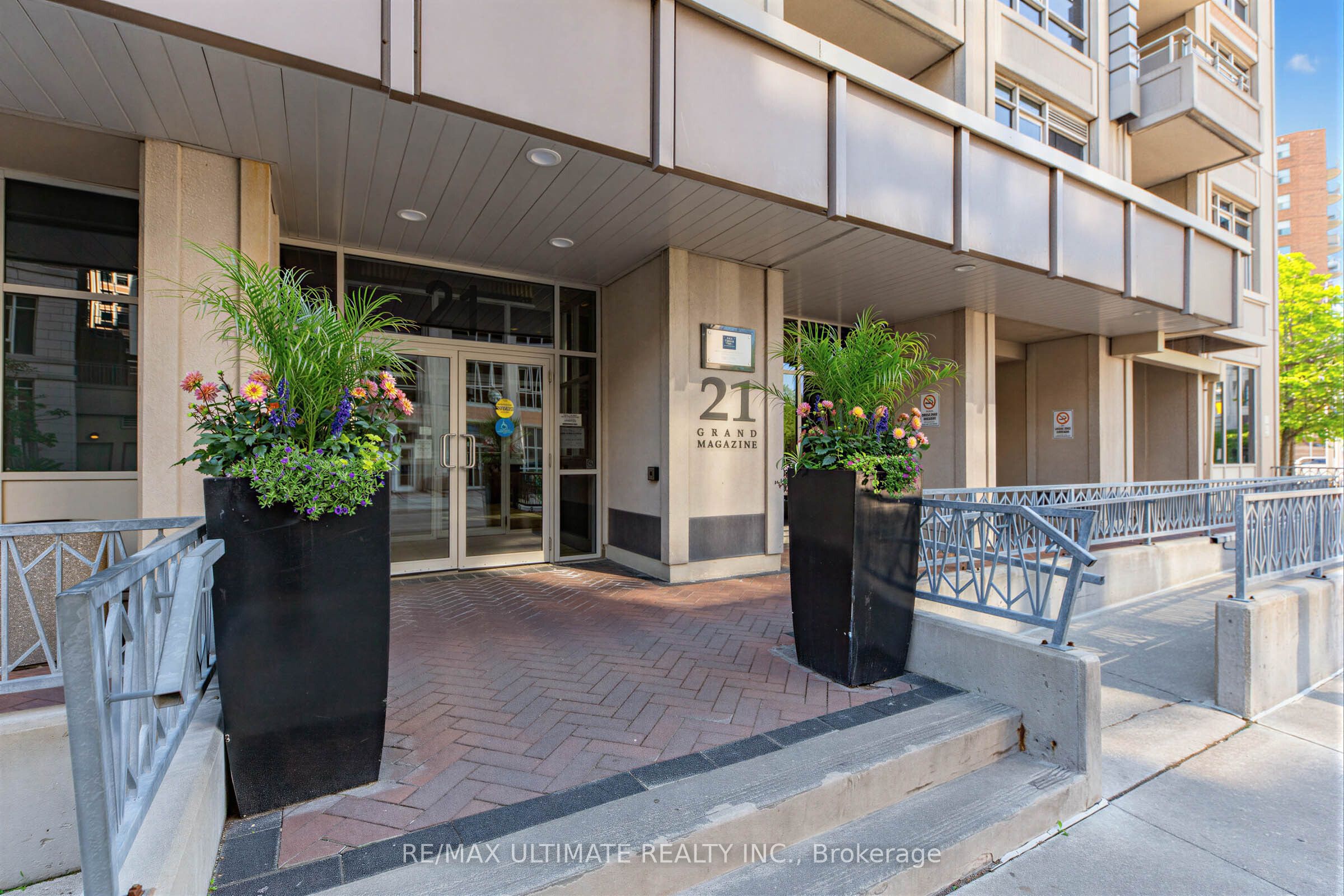 21 Grand Magazine Street 2301, Toronto, ON M5V 1B5 photo 2