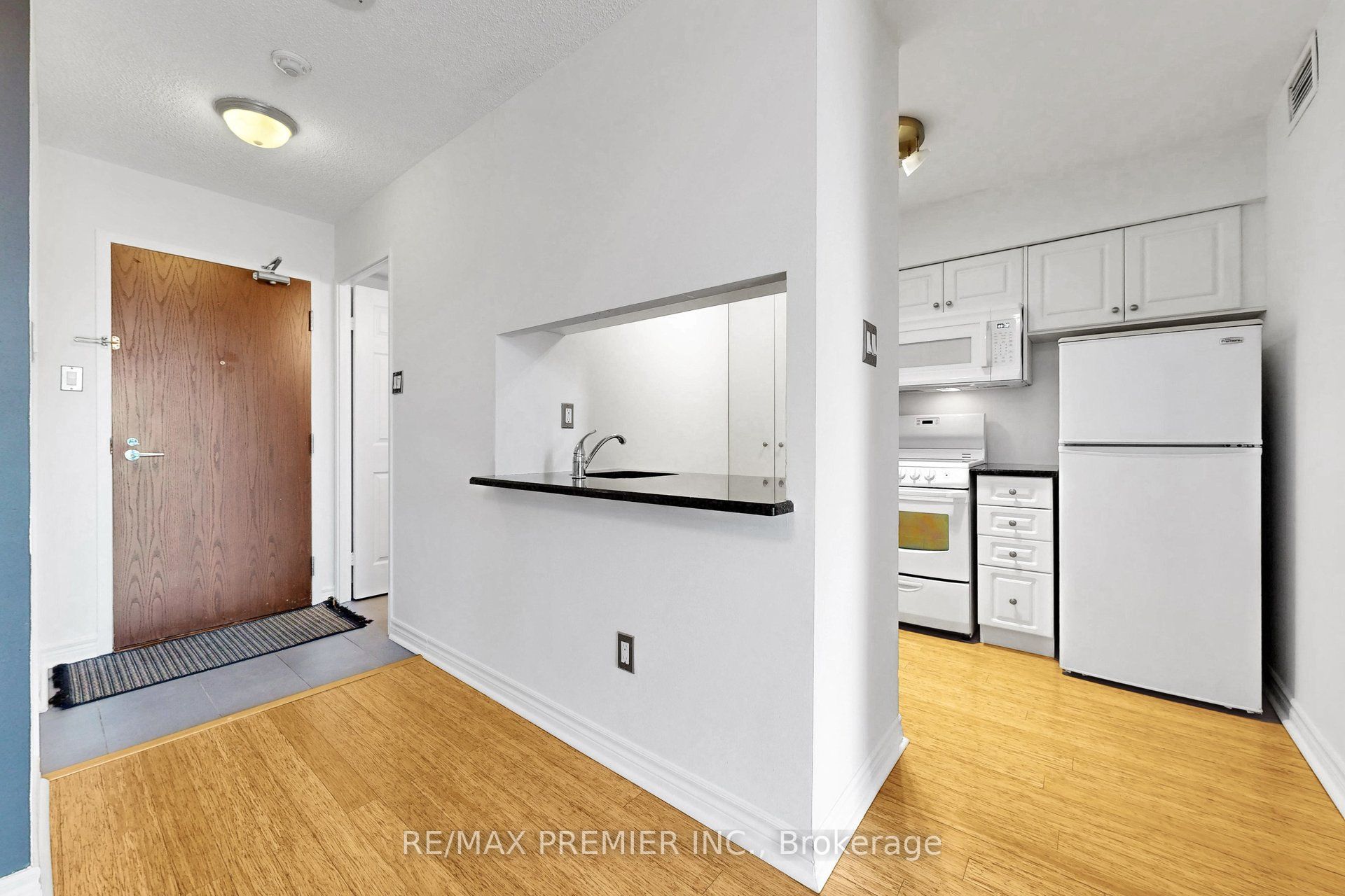 1055 Bay Street 1804, Toronto, ON M5S 3A3 photo 5