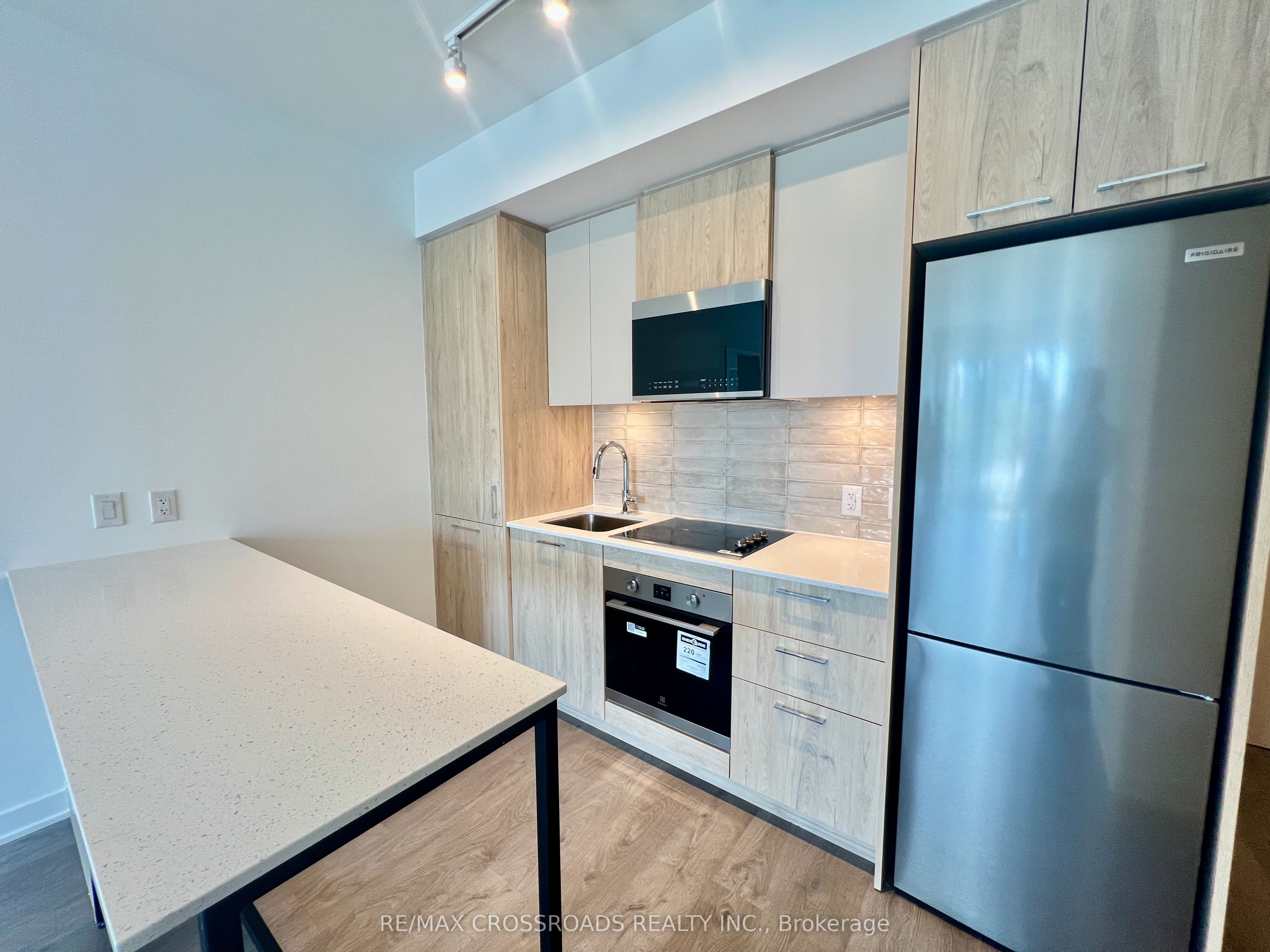 10 Oak Street 523, Toronto, ON M5A 0Z1 photo 4