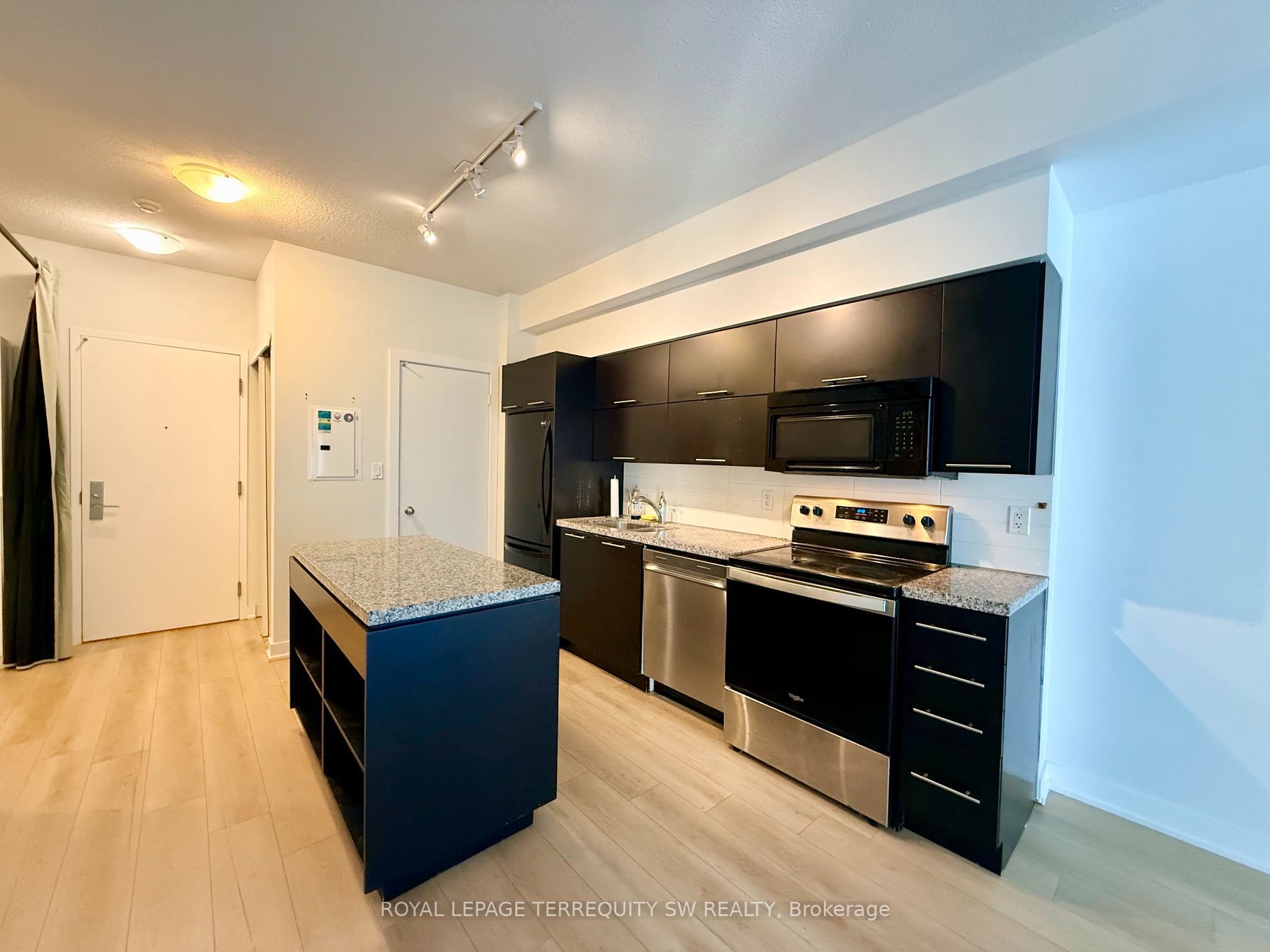 126 Simcoe Street 1106, Toronto, ON M5H 4E6 photo 2