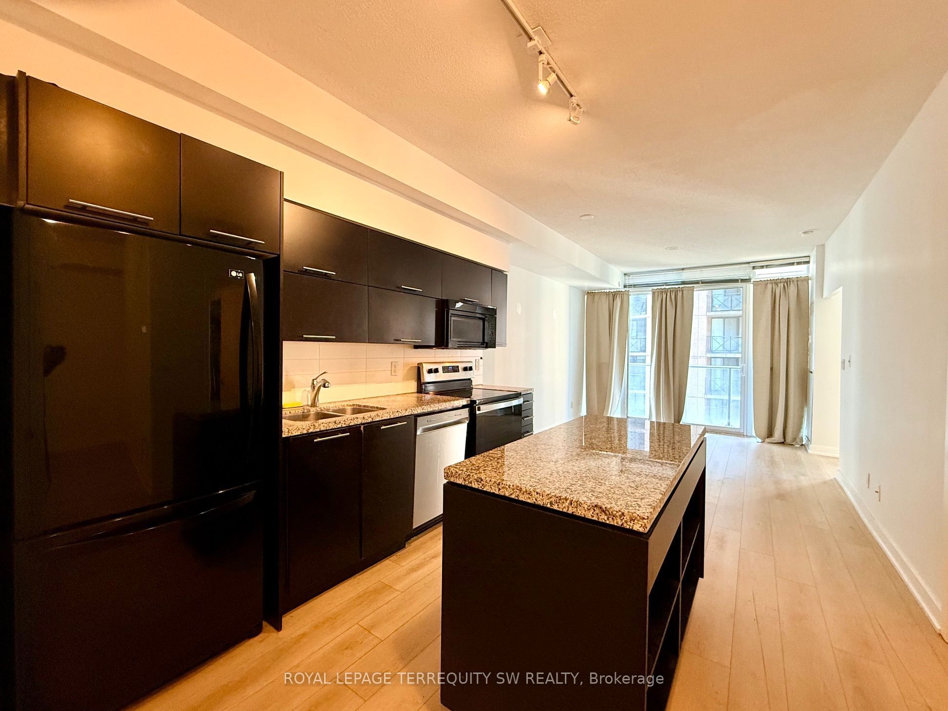 126 Simcoe Street 1106, Toronto, ON M5H 4E6 photo 4