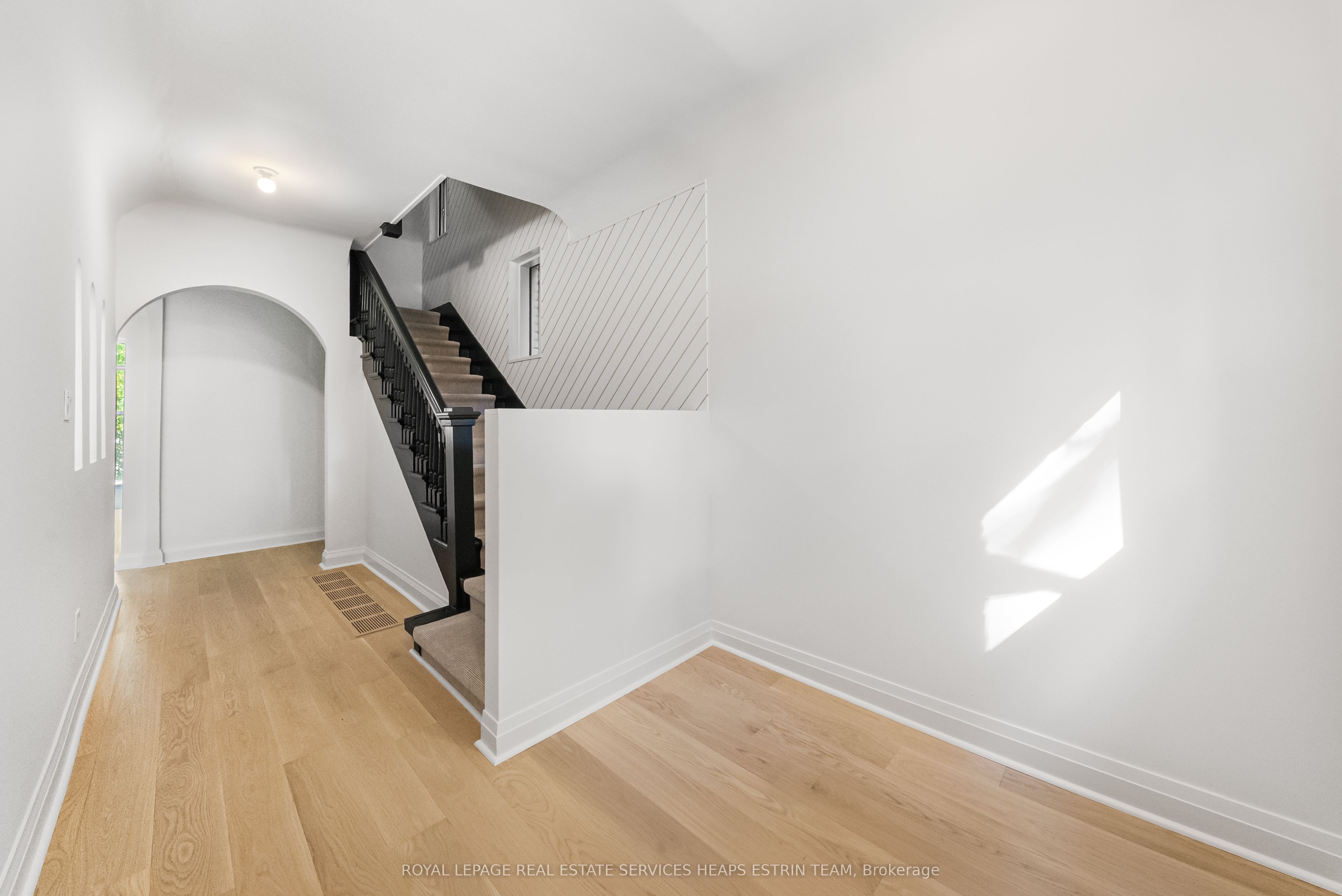 54 Rathnelly Avenue, Toronto, ON M4V 2M3 photo 2