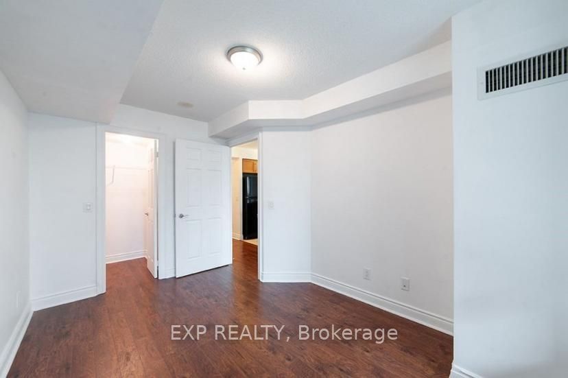 25 Greenview Avenue 422, Toronto, ON M2M 0A5 photo 5