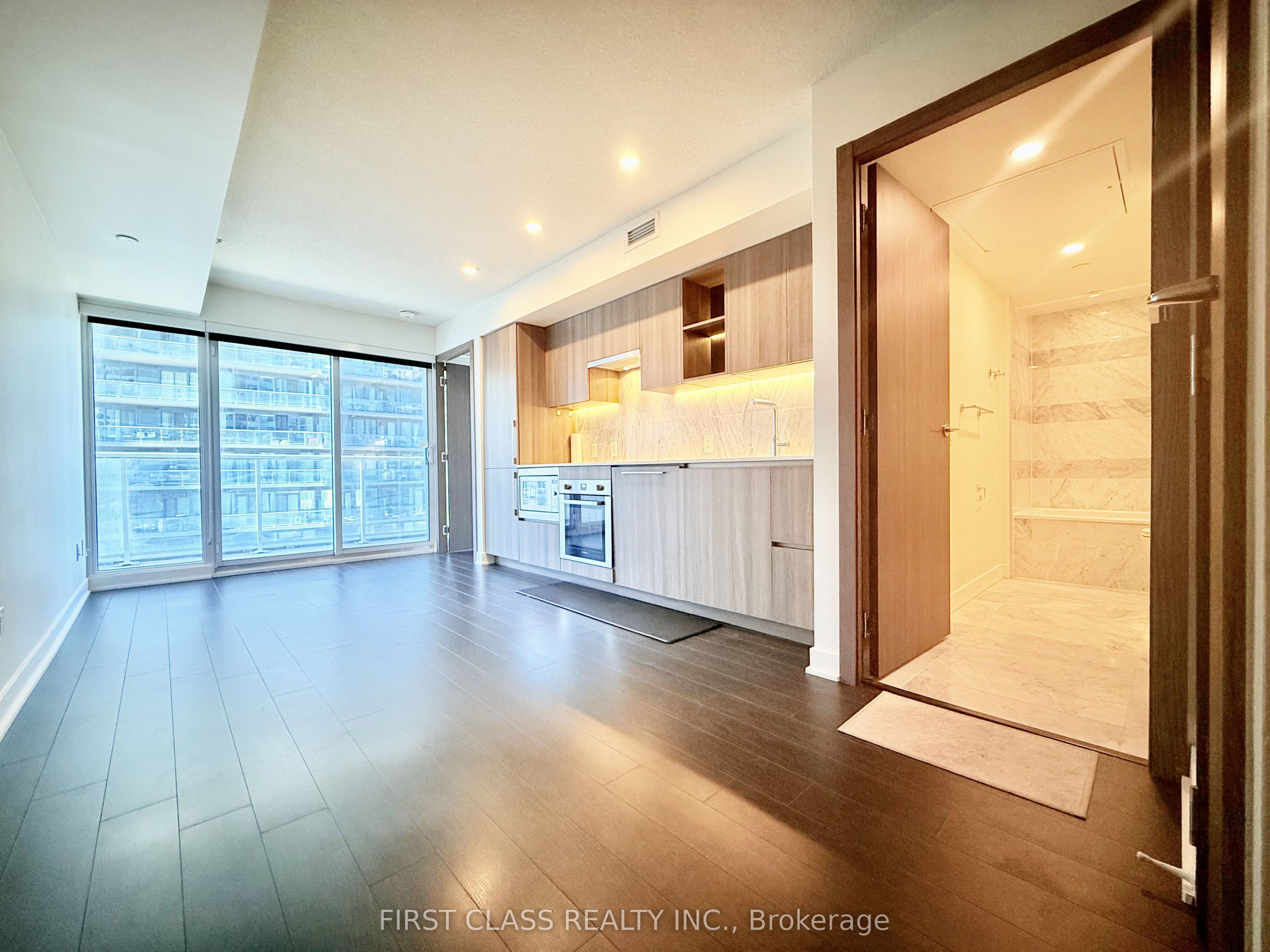 19 Bathurst Street 902, Toronto, ON M5V 0P8 photo 4