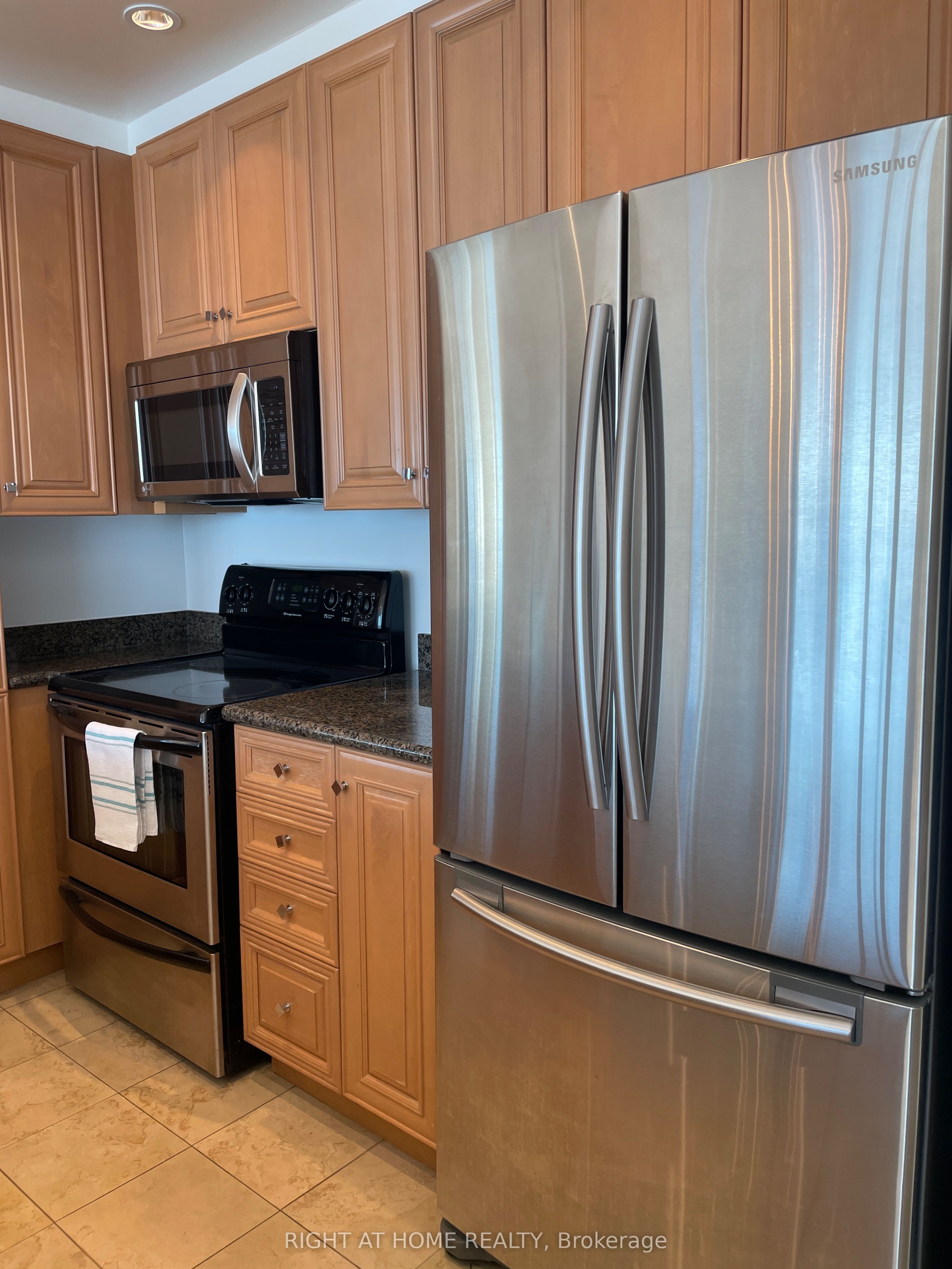 208 Queens Quay W 3511, Toronto, ON M5J 2Y5 photo 4