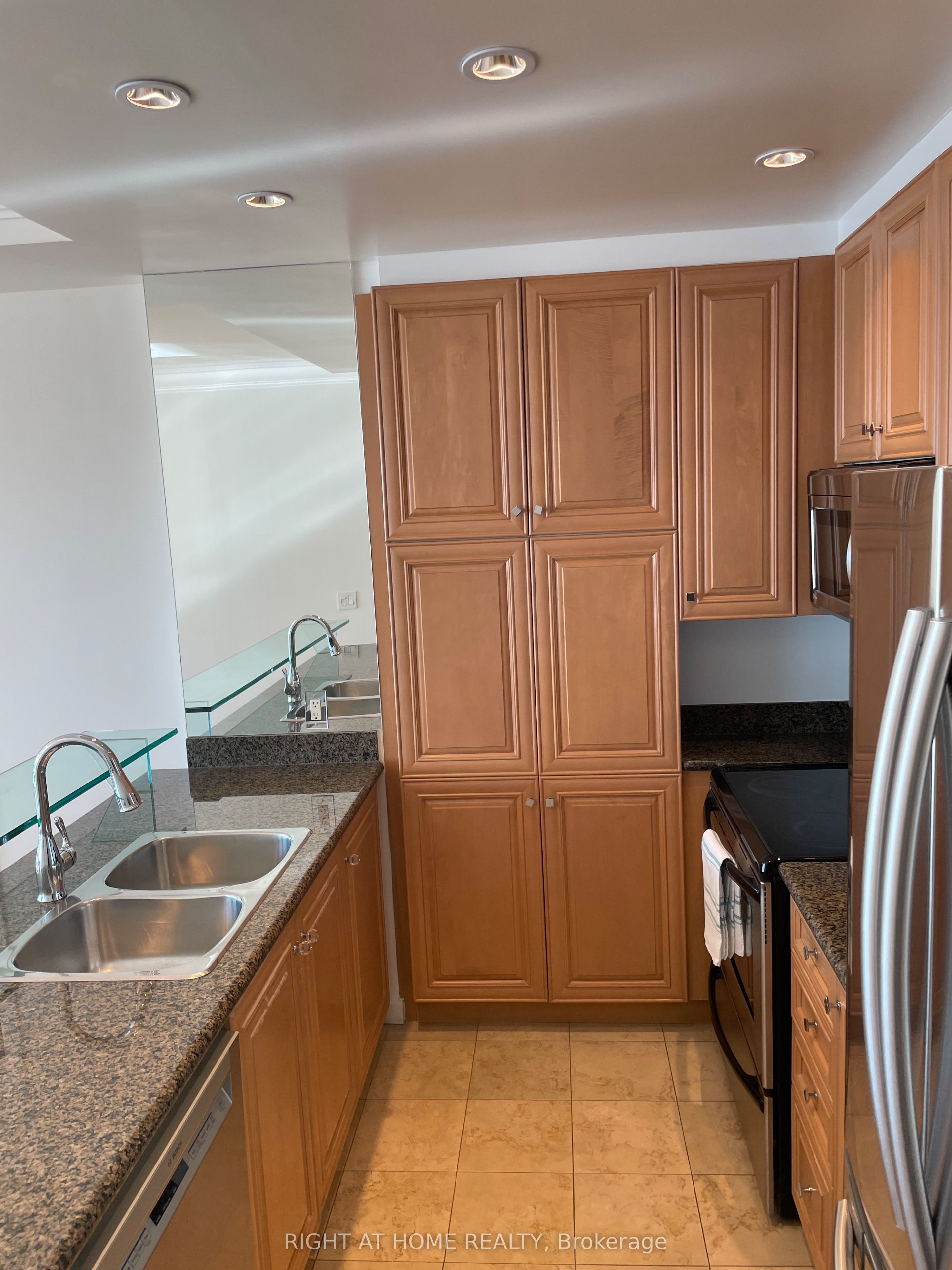 208 Queens Quay W 3511, Toronto, ON M5J 2Y5 photo 5