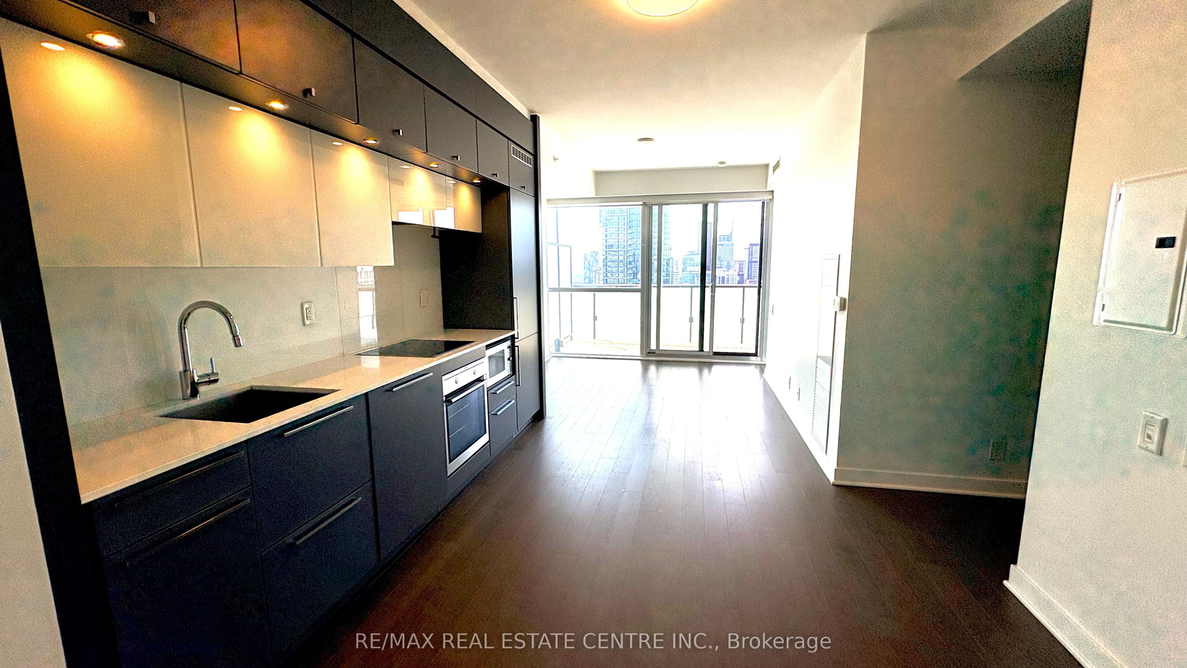 15 Grenville Street 4710, Toronto, ON M4Y 1A1 photo 3