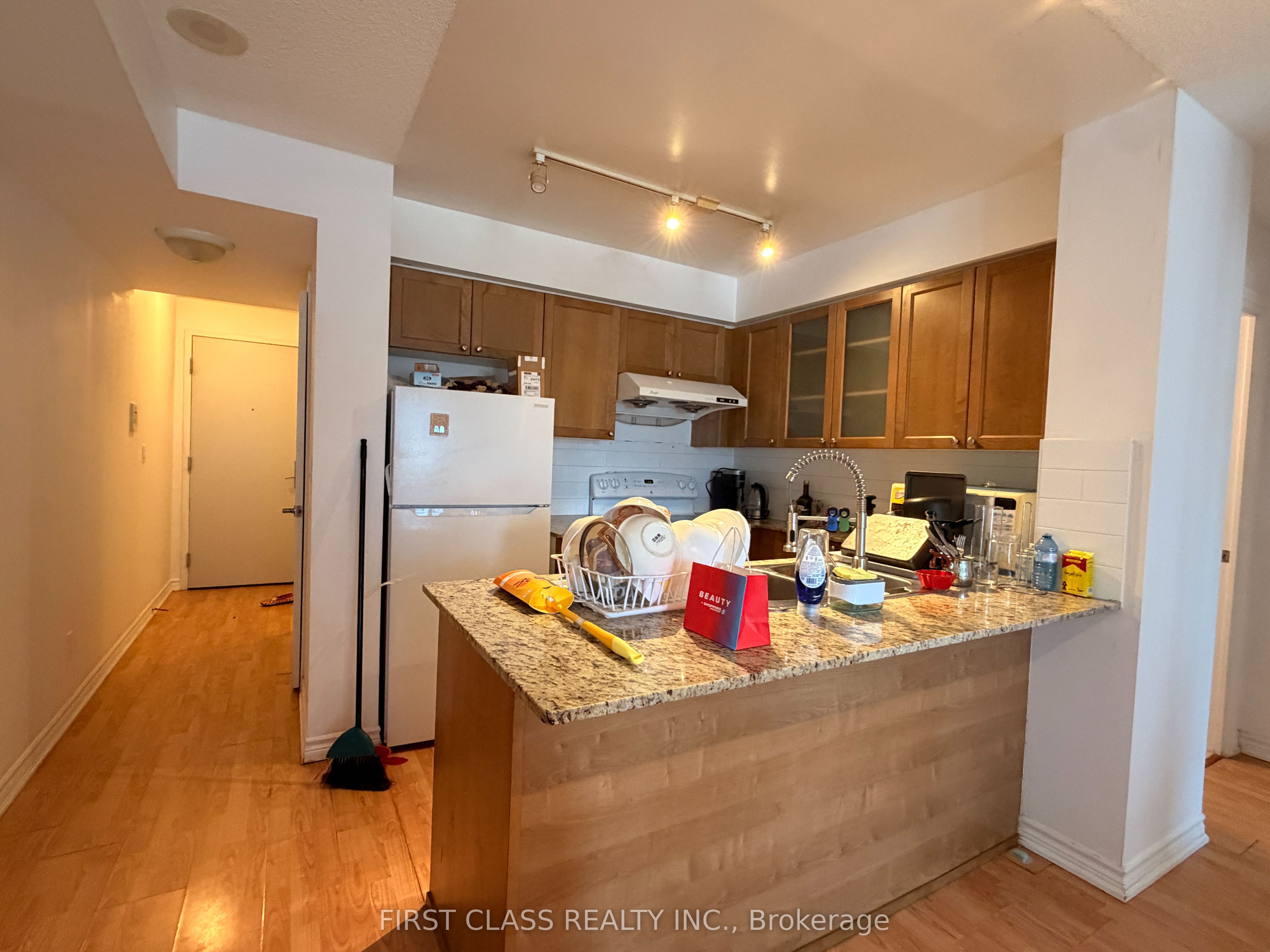 761 Bay Street 2107, Toronto, ON M5G 2R2 photo 3