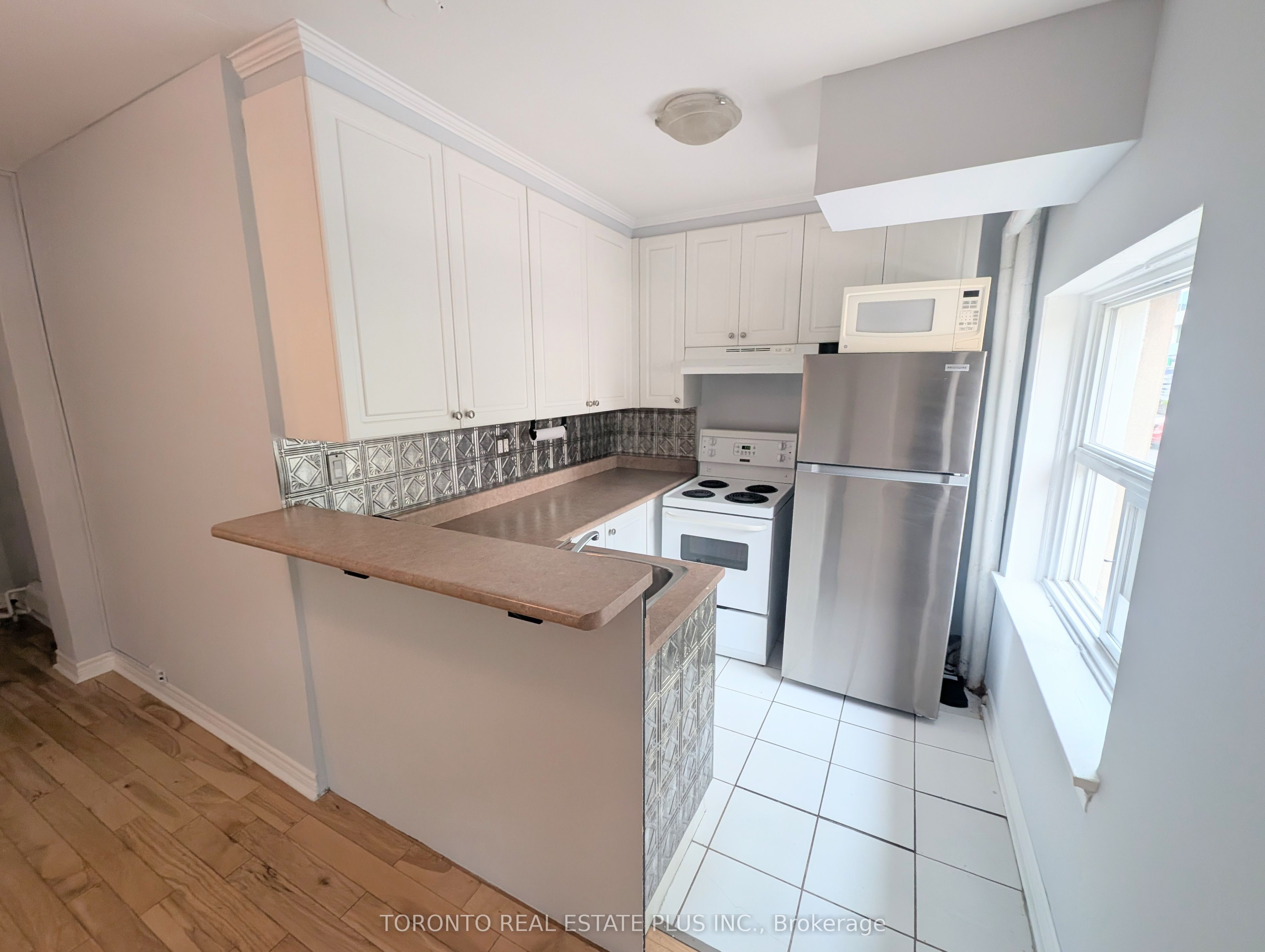 1454 Yonge Street 1, Toronto, ON M4T 1Y5 photo 2