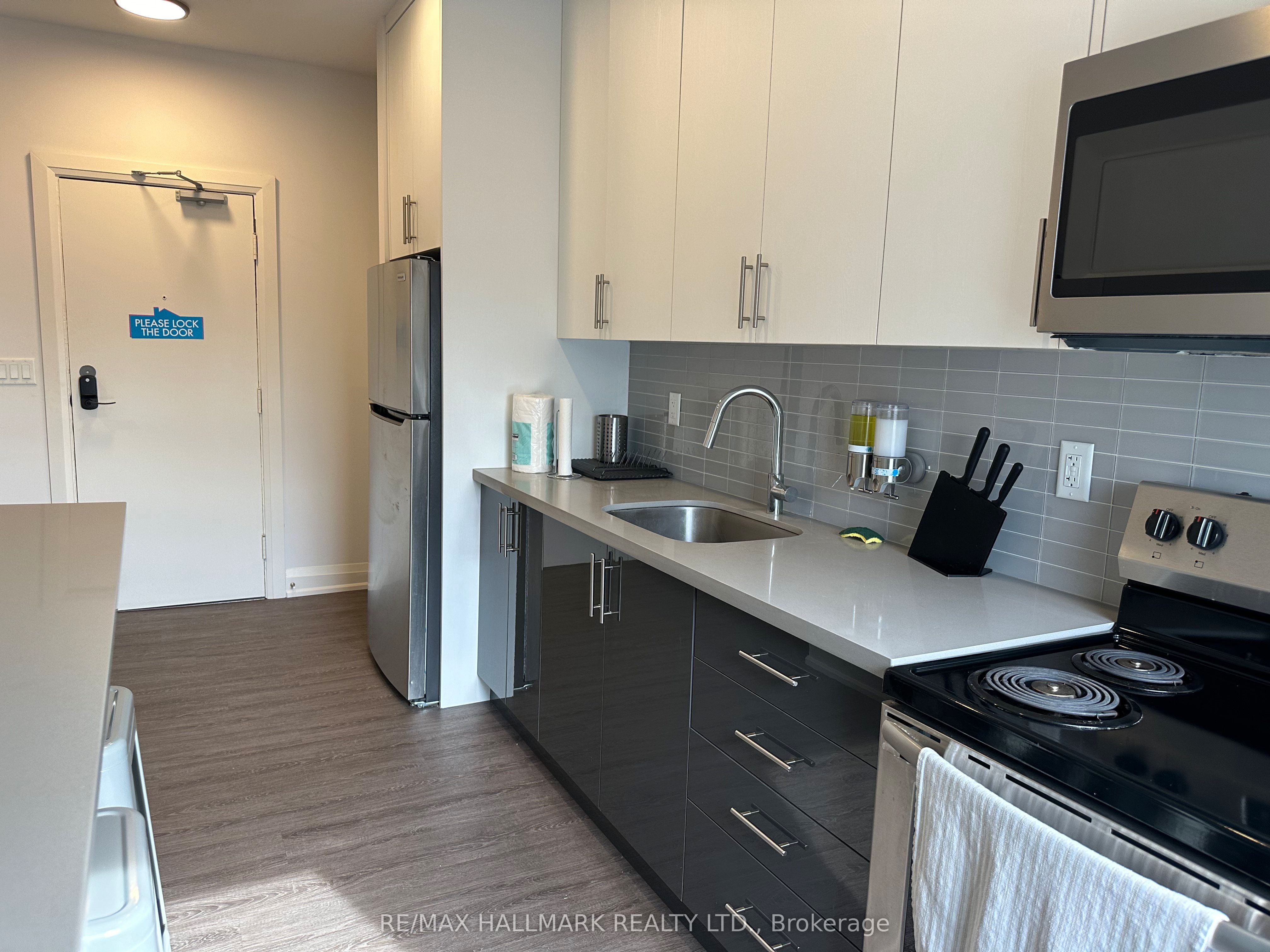 595 St Clair Avenue W 16, Toronto, ON M6C 1A3