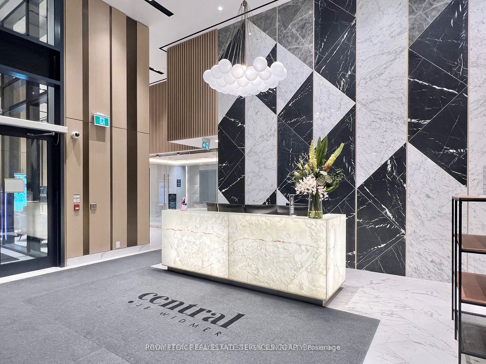 38 Widmer Street 1209, Toronto, ON M5V 0P7 photo 2