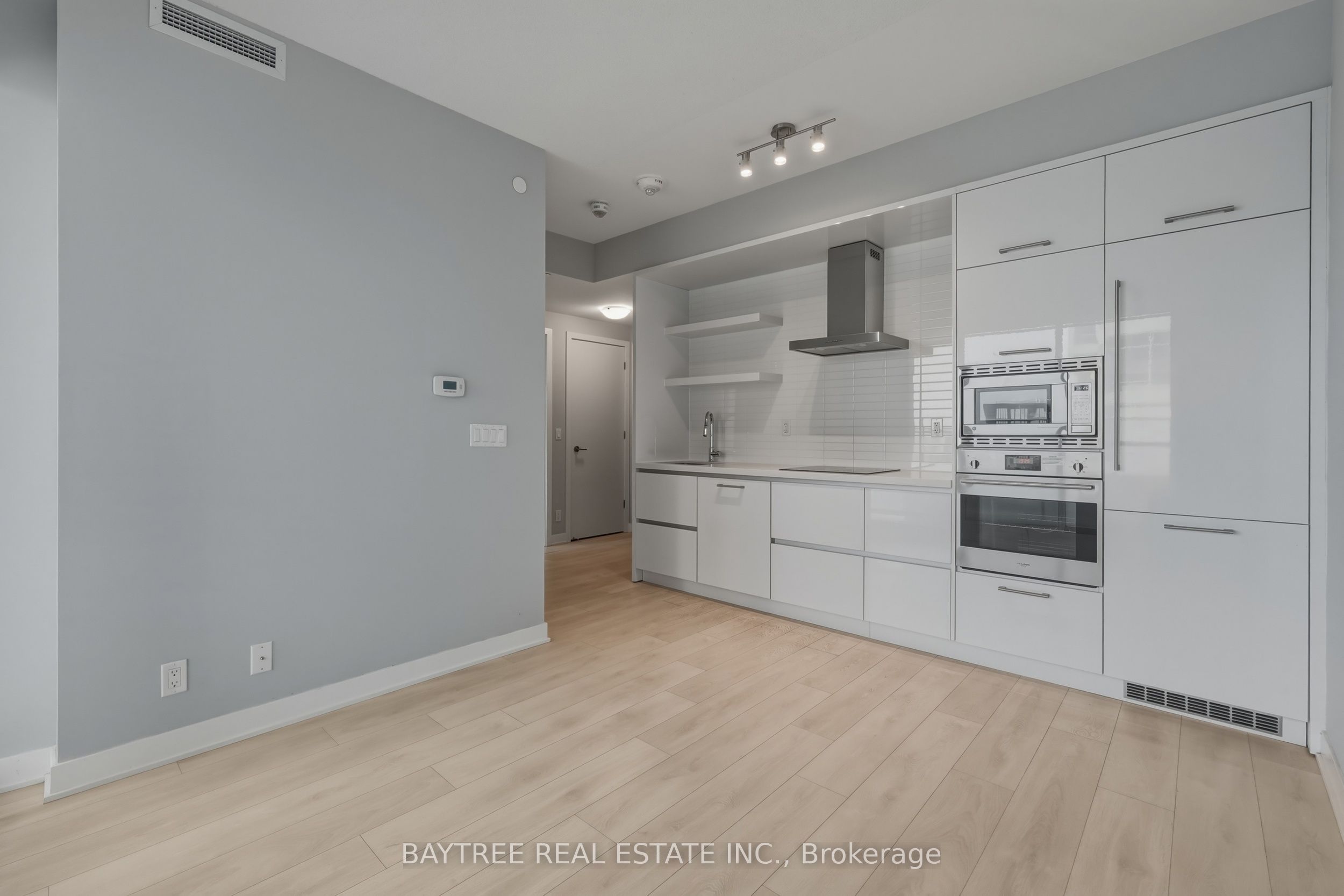 2221 Yonge Street 3807, Toronto, ON M4S 2B5