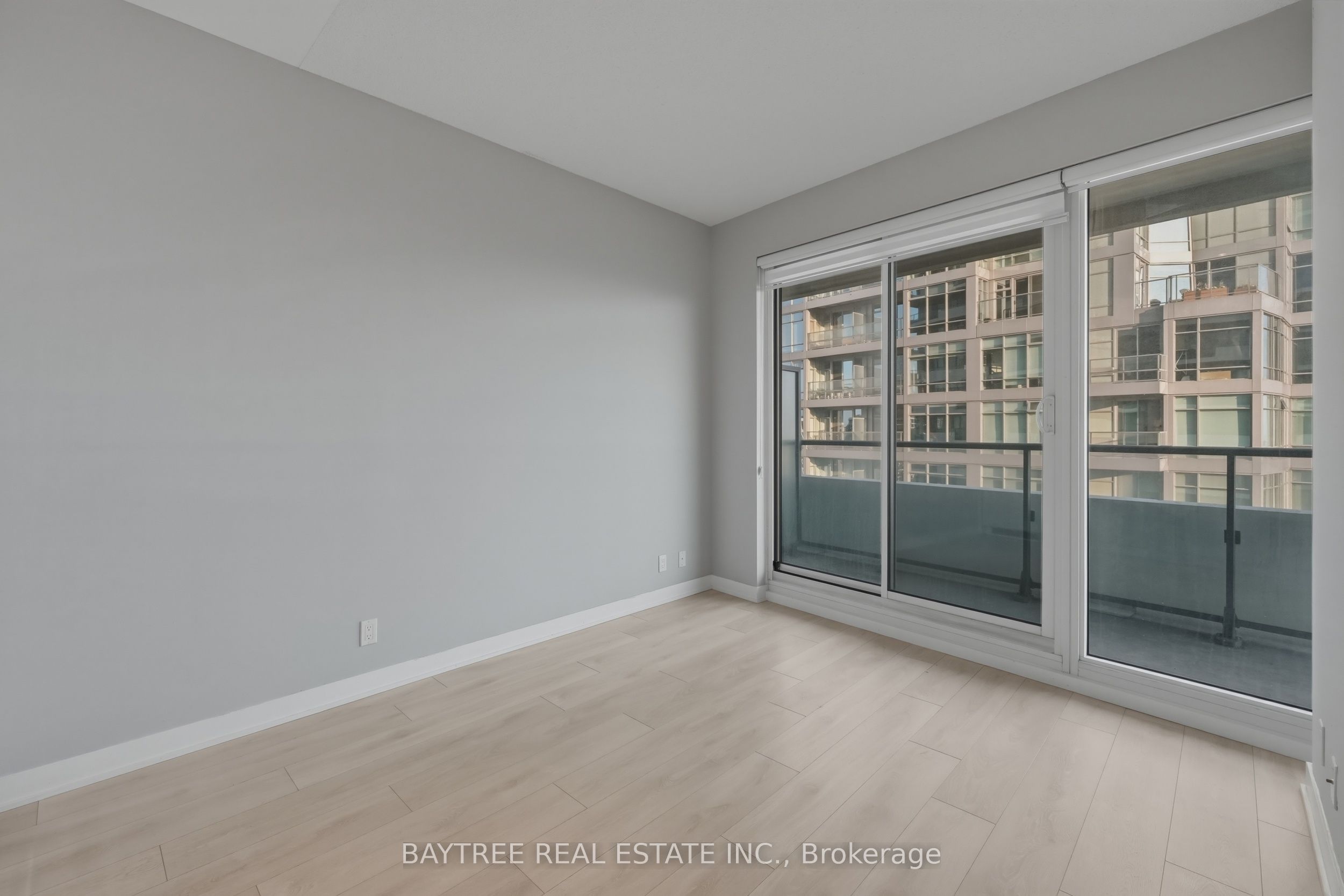 2221 Yonge Street 3807, Toronto, ON M4S 2B5 photo 4
