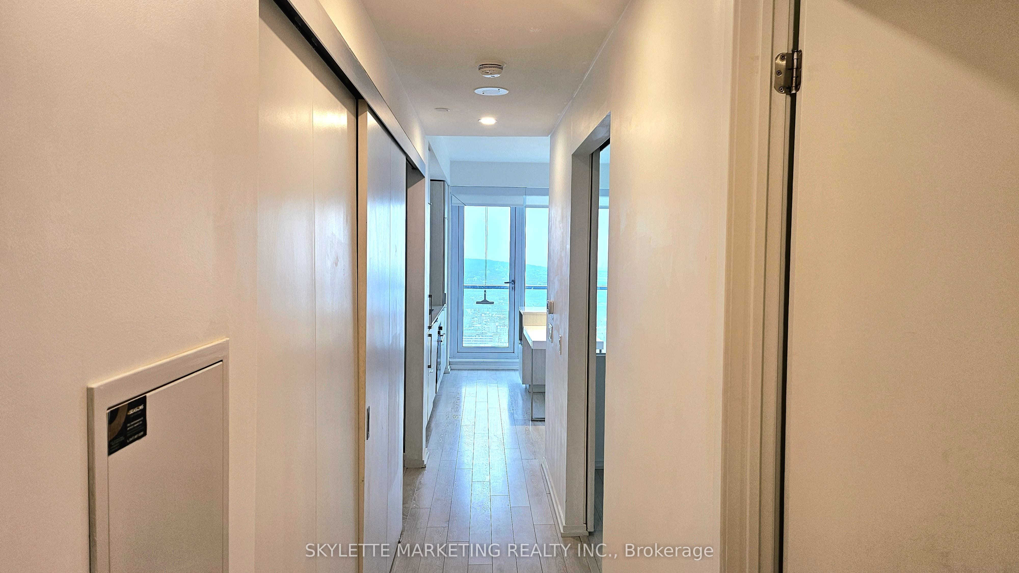 197 Yonge Street 4204, Toronto, ON M5B 0C4 photo 3