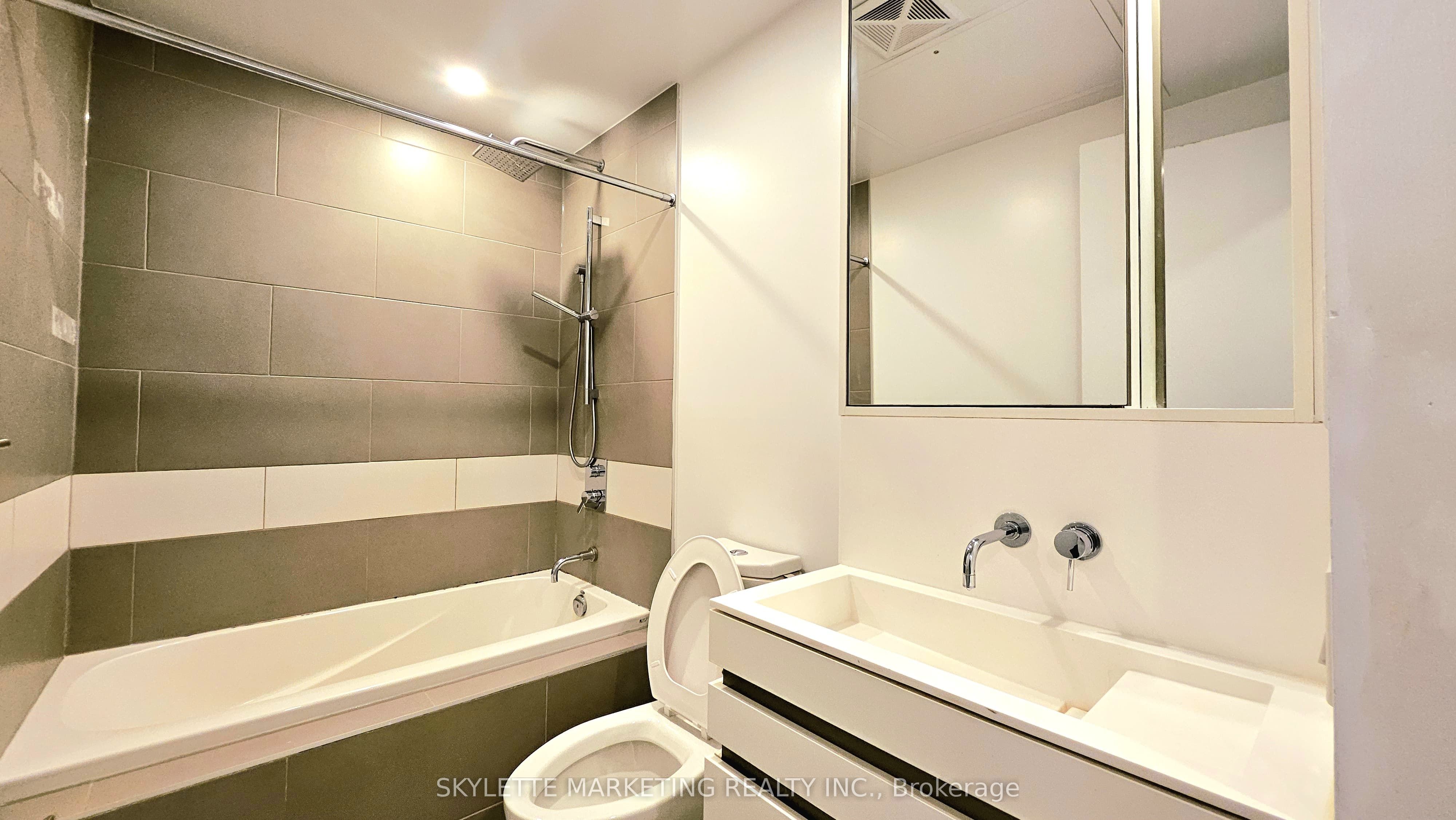 197 Yonge Street 4204, Toronto, ON M5B 0C4 photo 4