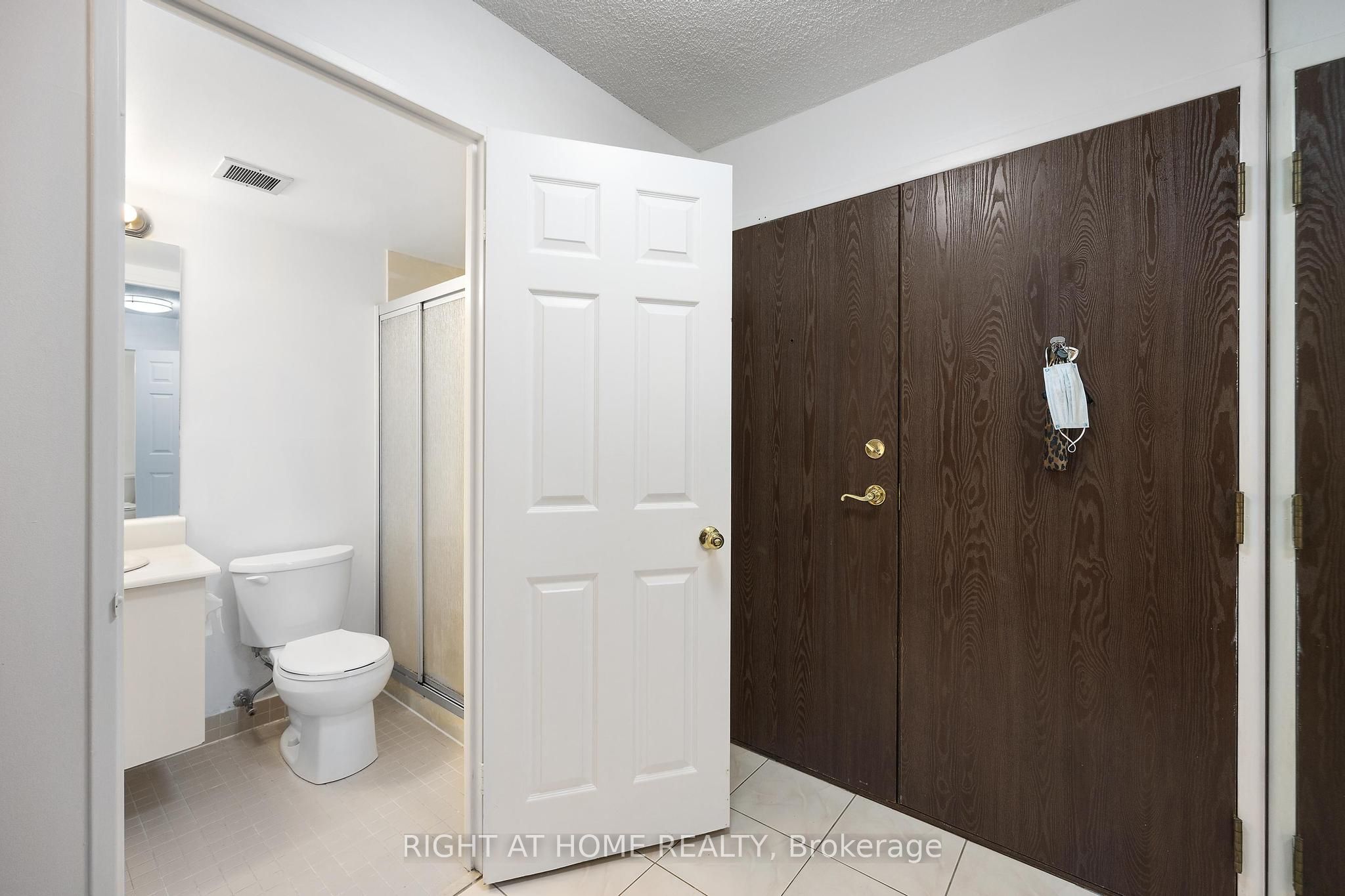 280 Simcoe Street 206A, Toronto, ON M5T 2Y5 photo 4