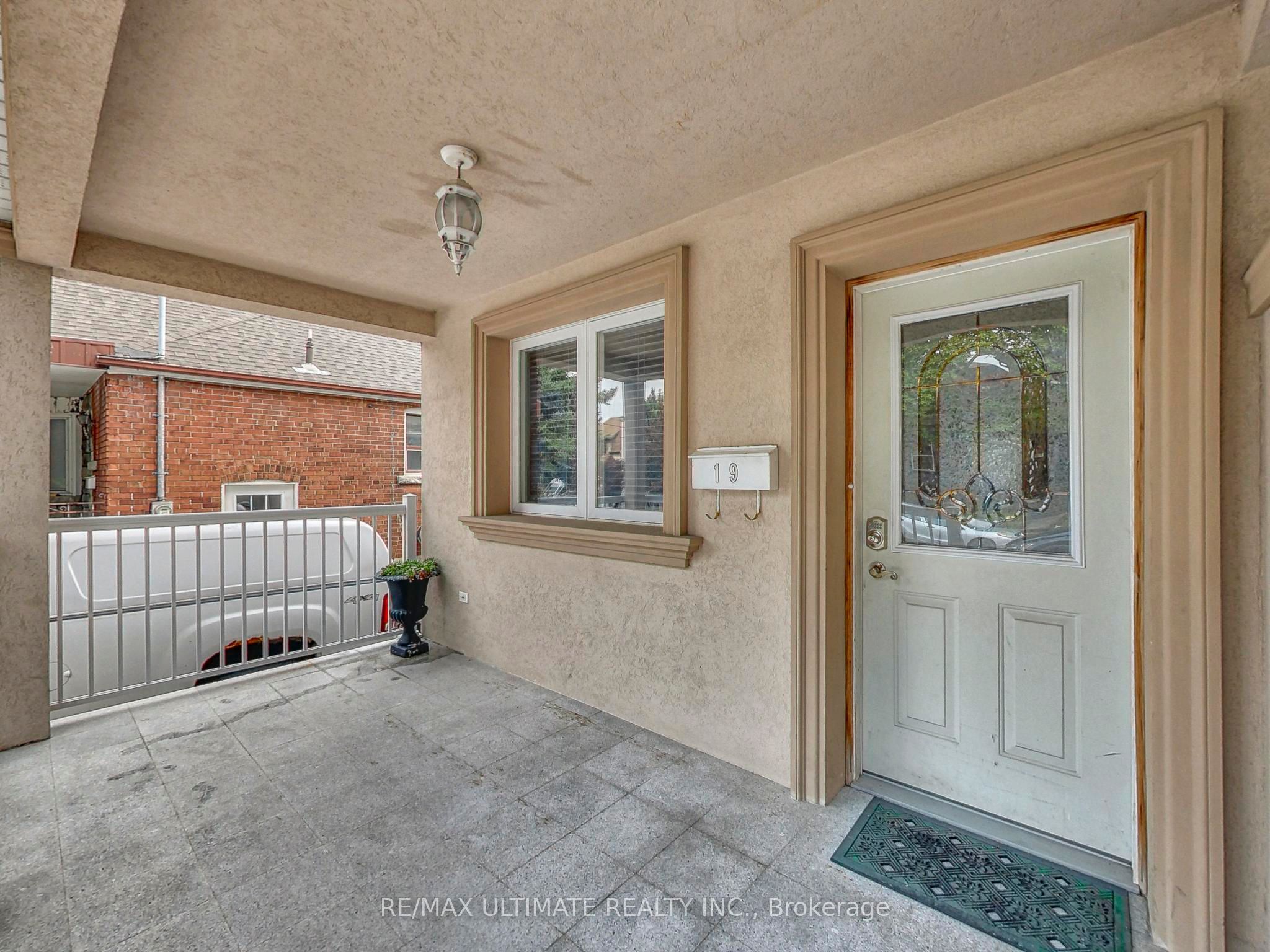 19 Glenora Avenue Upper, Toronto, ON M6C 3Y2 photo 3