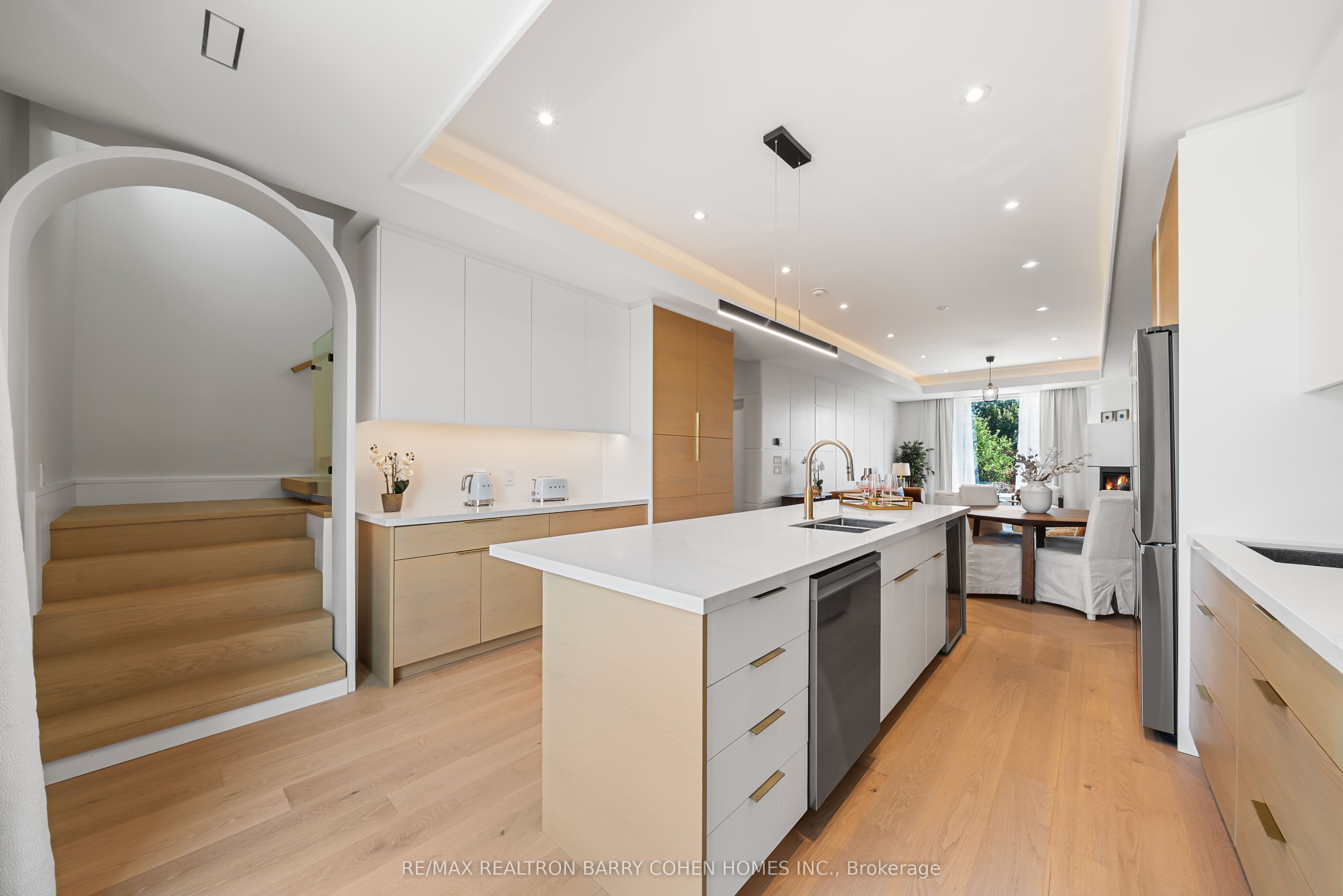33 Lanark Avenue, Toronto, ON M6C 2B5 photo 4