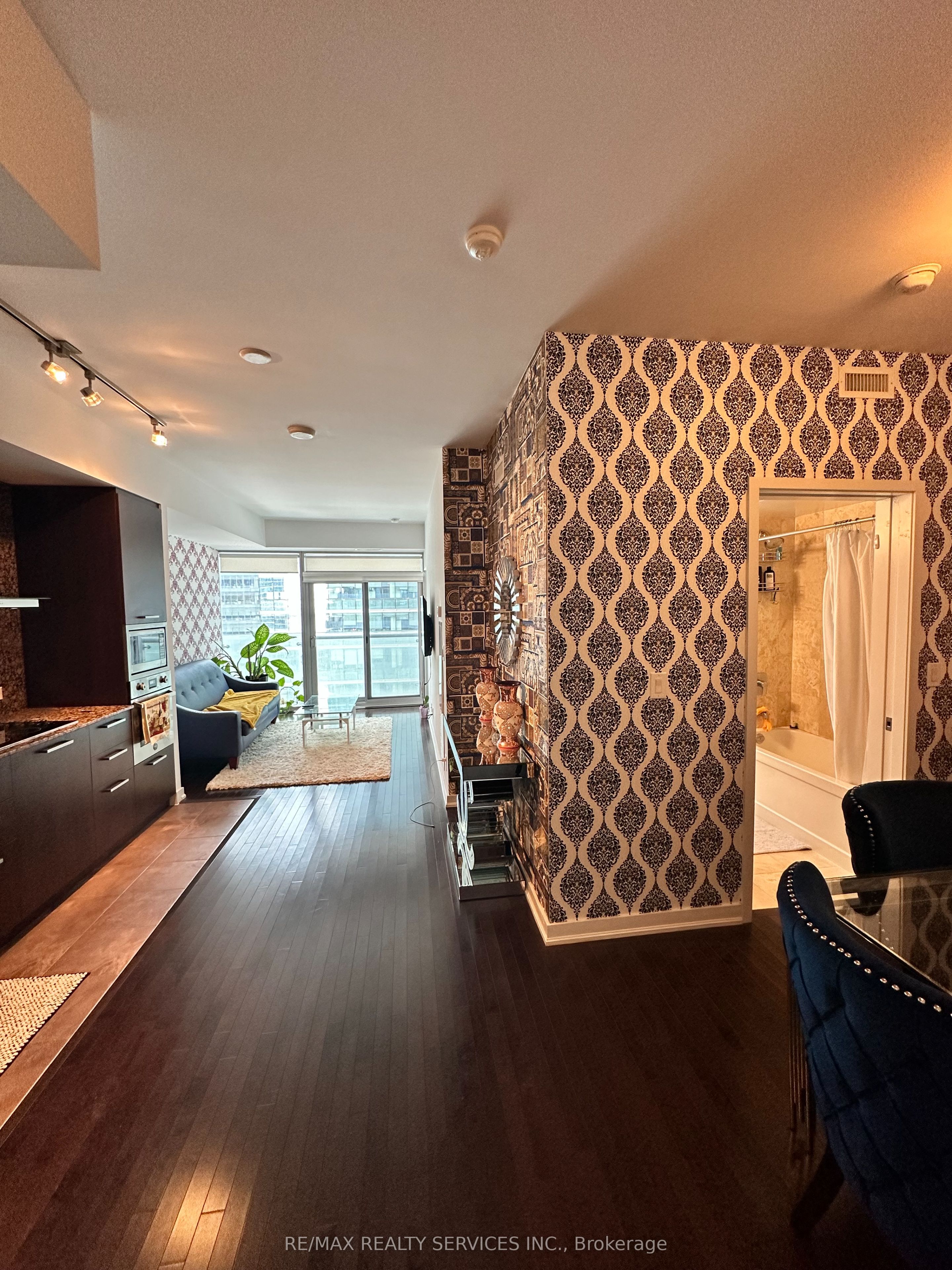 12 York Street 909, Toronto, ON M5J 0A9 photo 3