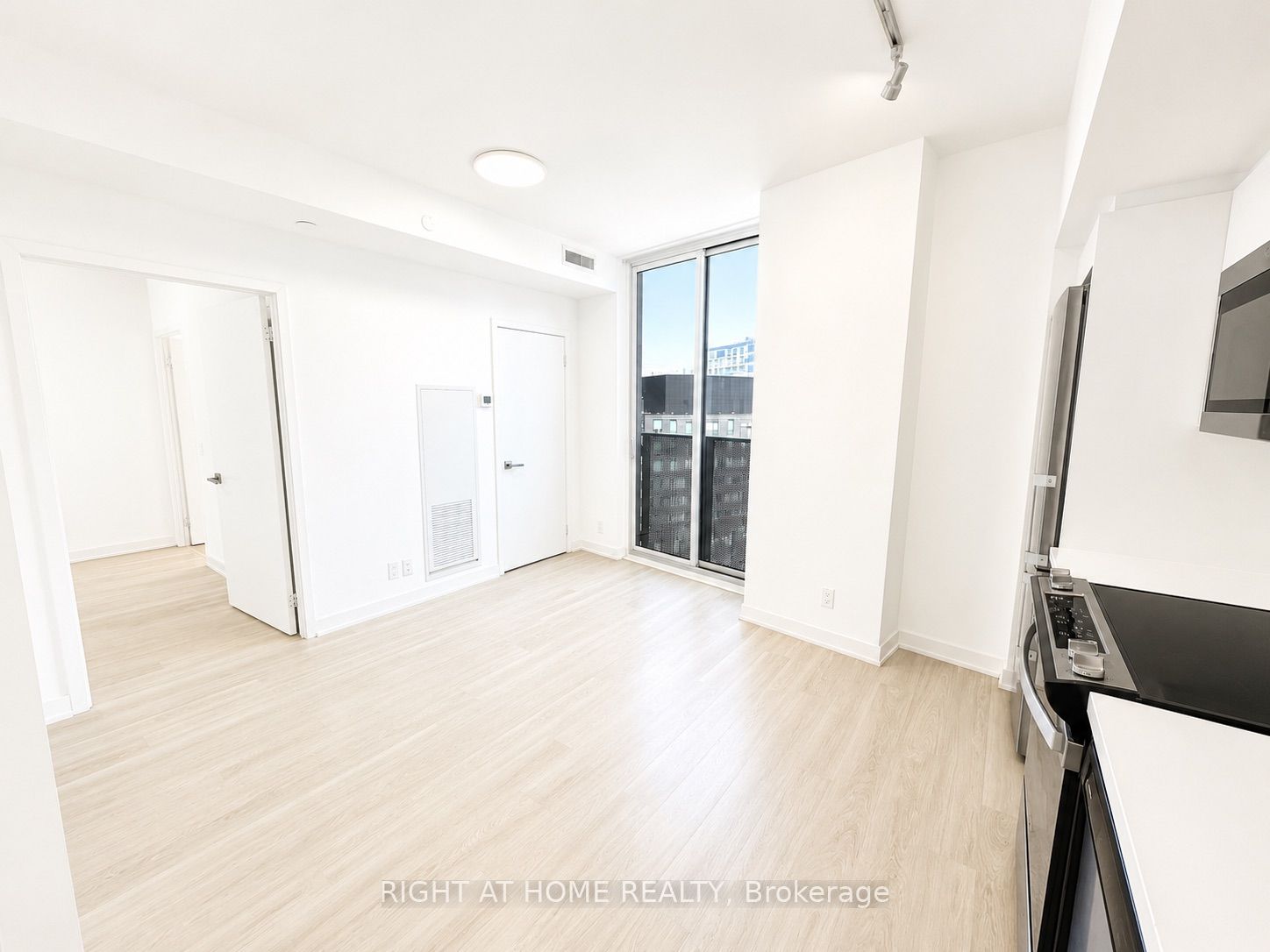 30 Tretti Way 903, Toronto, ON M3H 0E3 photo 2