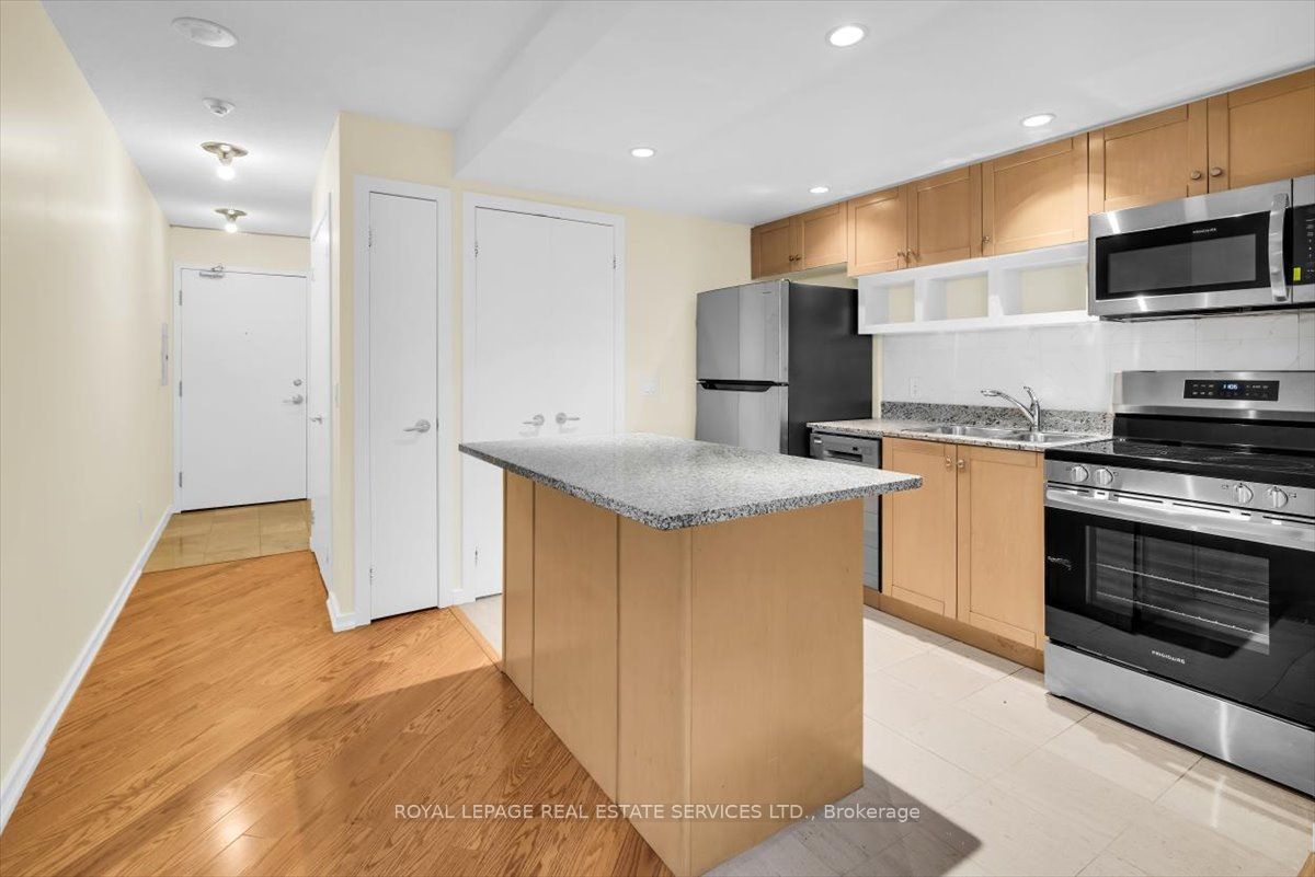 208 Queens Quay W 1104, Toronto, ON M5J 2Y5 photo 2