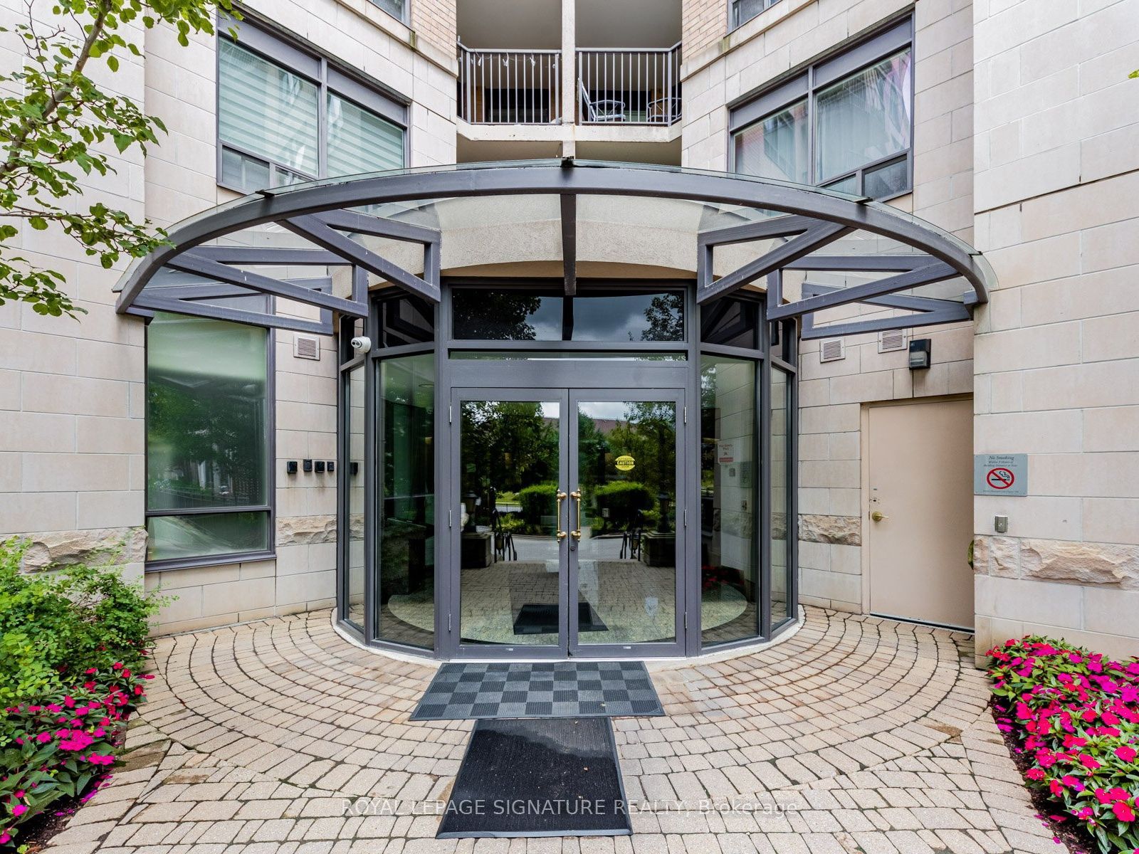 16 Dallimore Circle 220, Toronto, ON M3C 4C4 photo 2