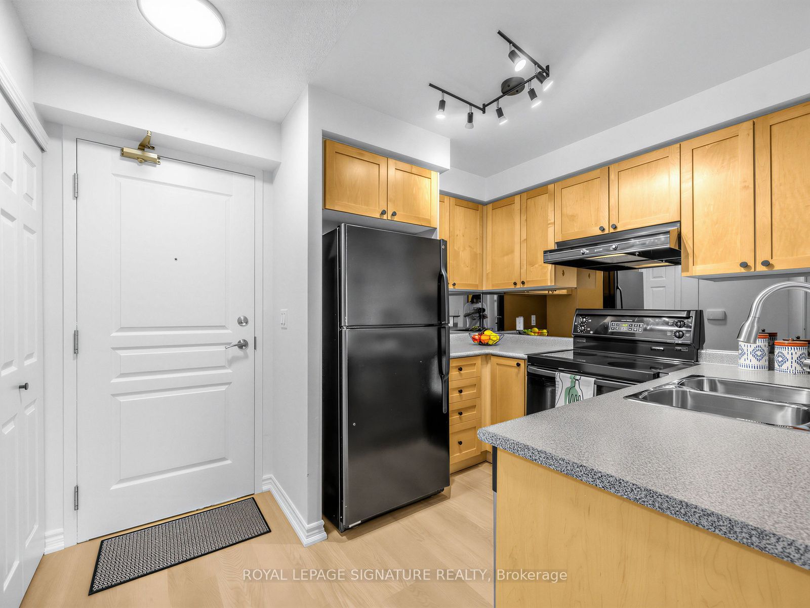 16 Dallimore Circle 220, Toronto, ON M3C 4C4 photo 4
