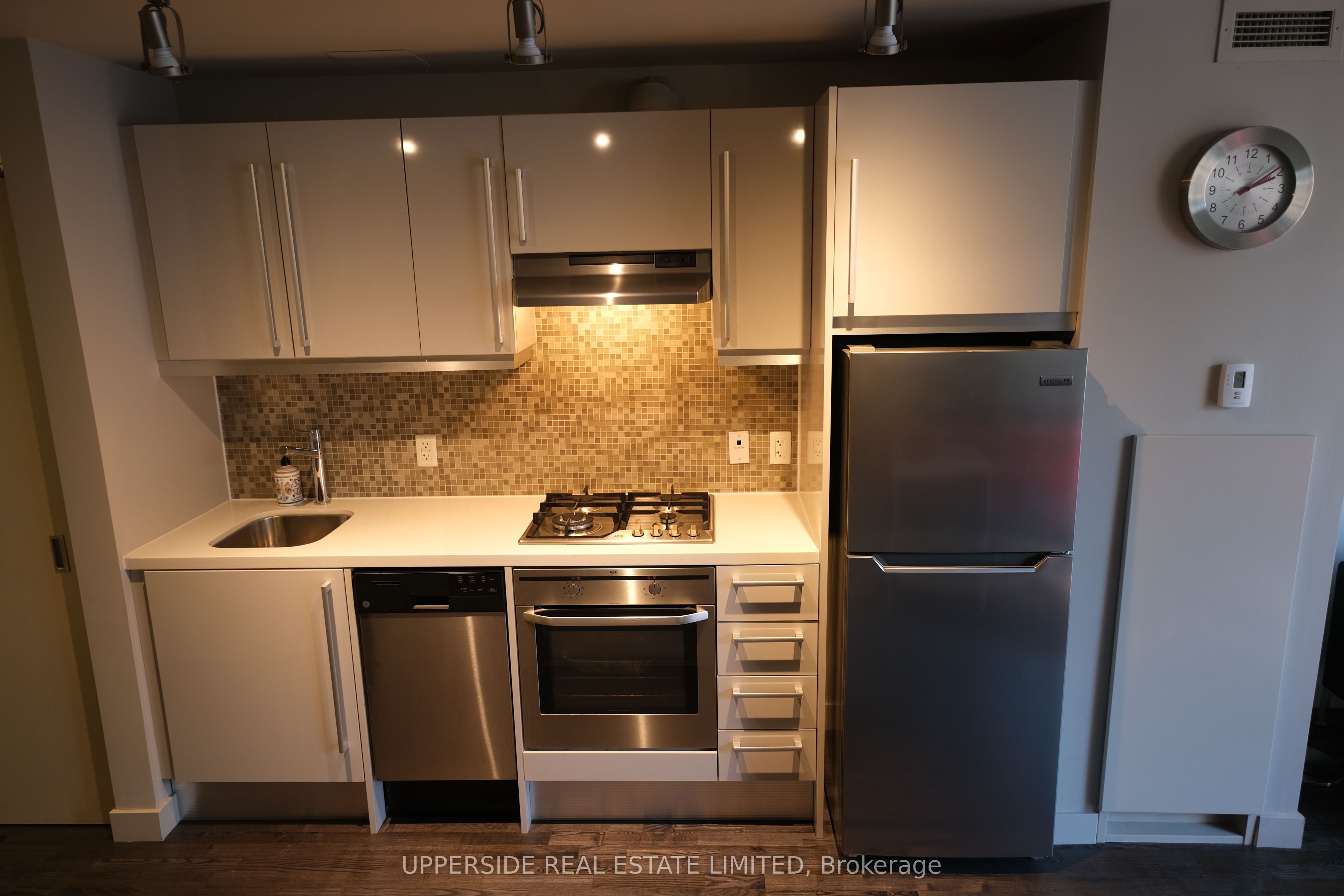 25 oxley Street, Toronto, ON M5V 2J5 photo 2