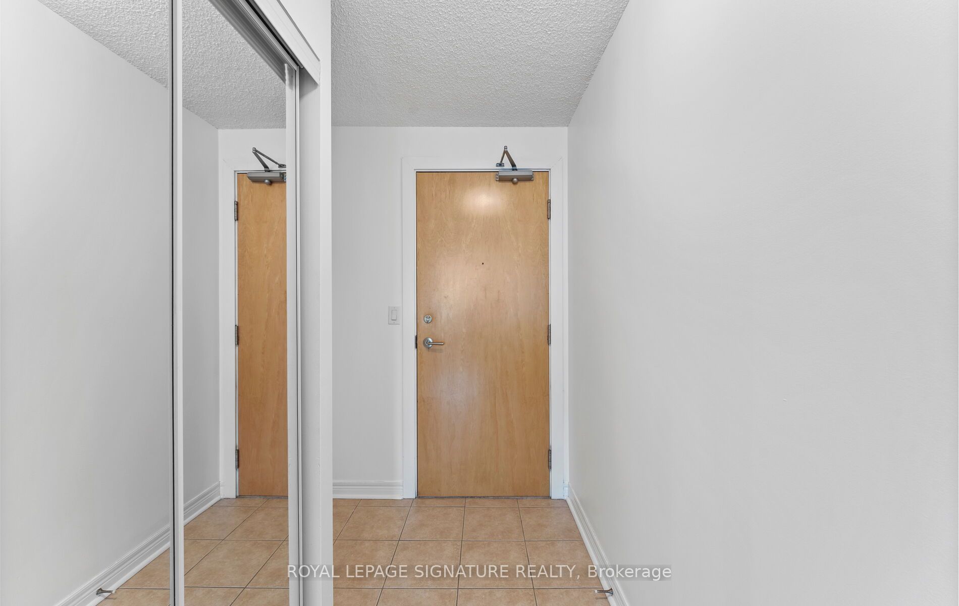 212 Eglinton Avenue E 1411, Toronto, ON M4P 0A3 photo 3