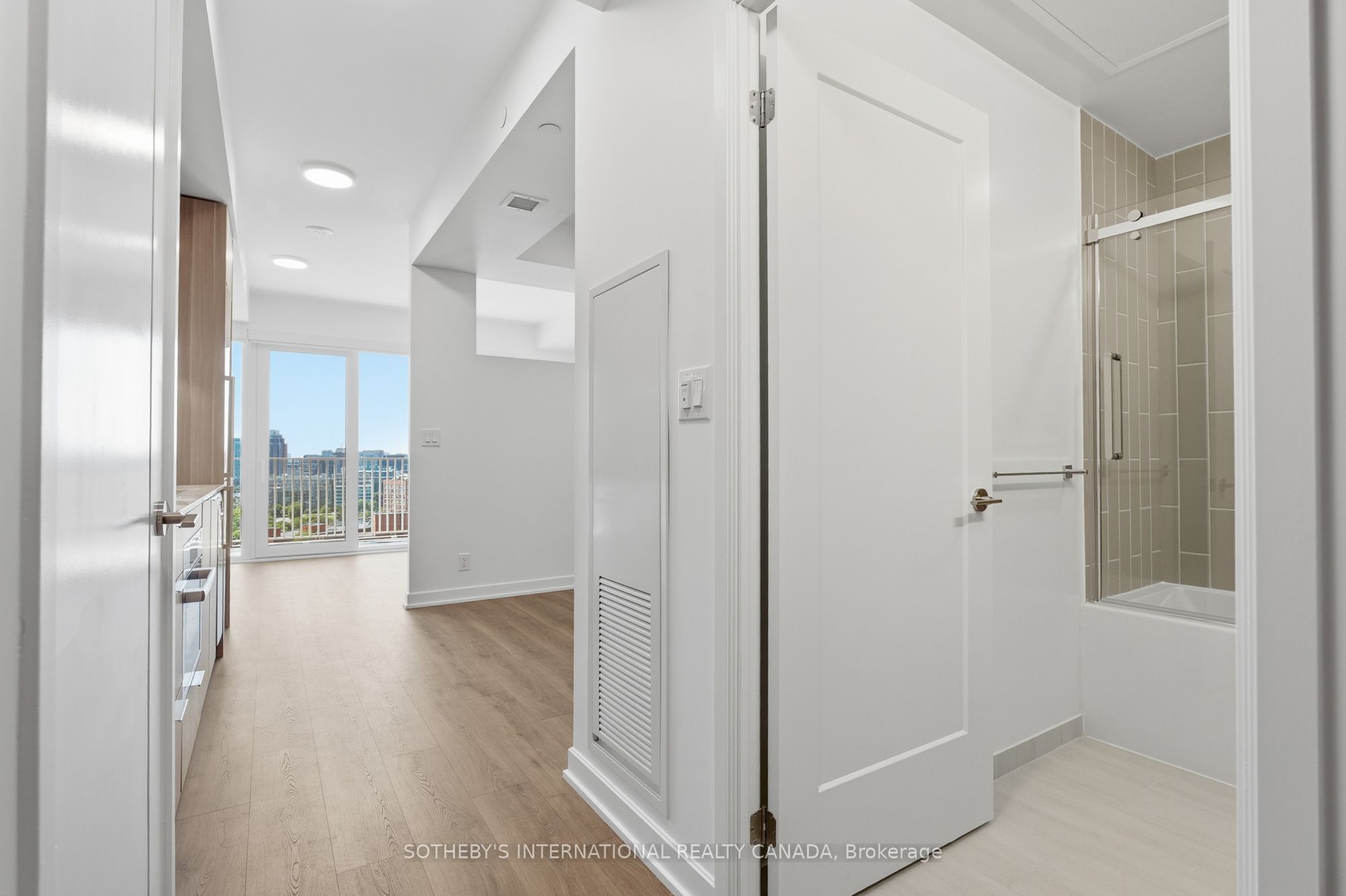 88 Bathurst Street 1420, Toronto, ON M5V 0W8 photo 4