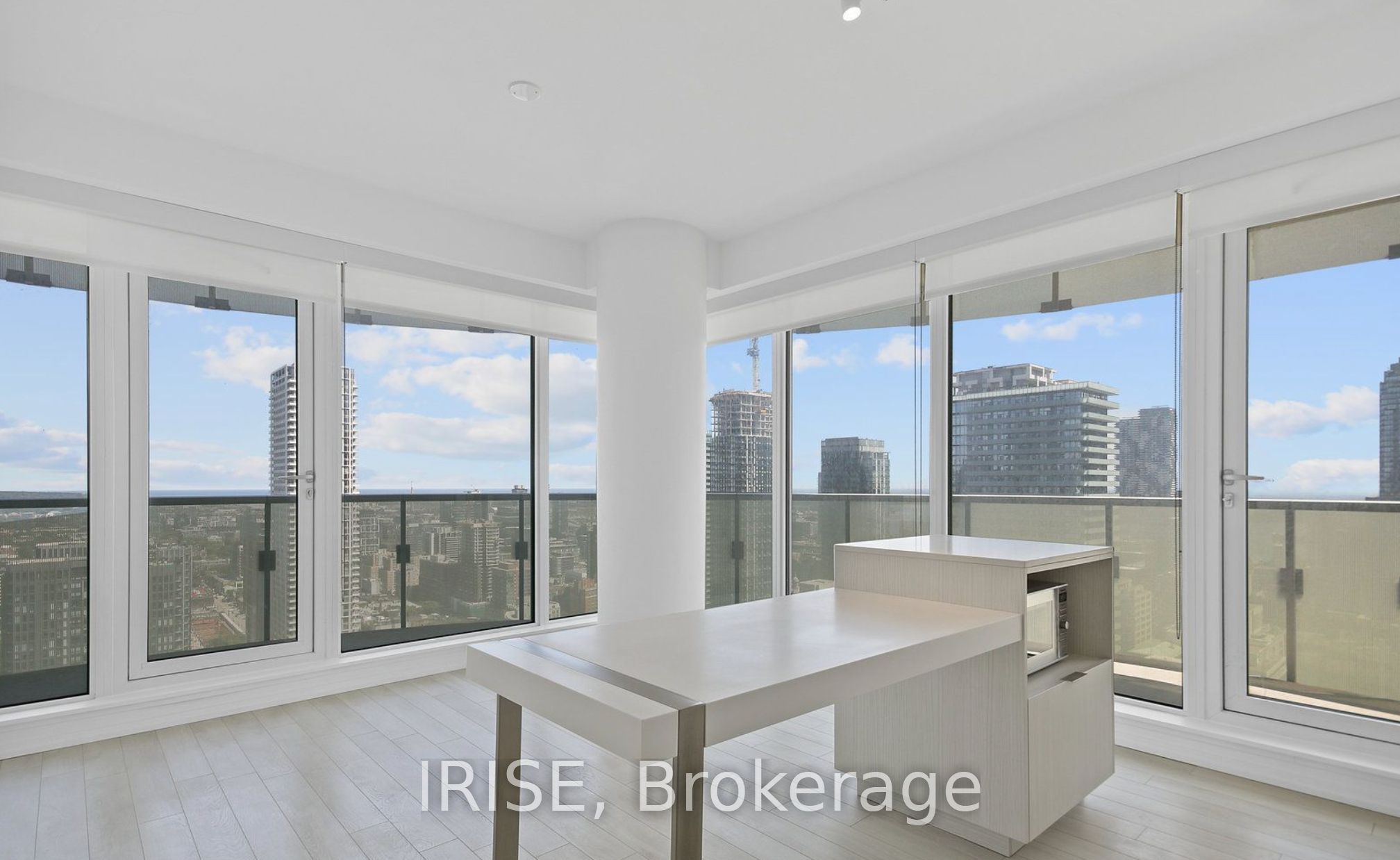 197 Yonge Street 3405, Toronto, ON M5B 0C1 photo 2