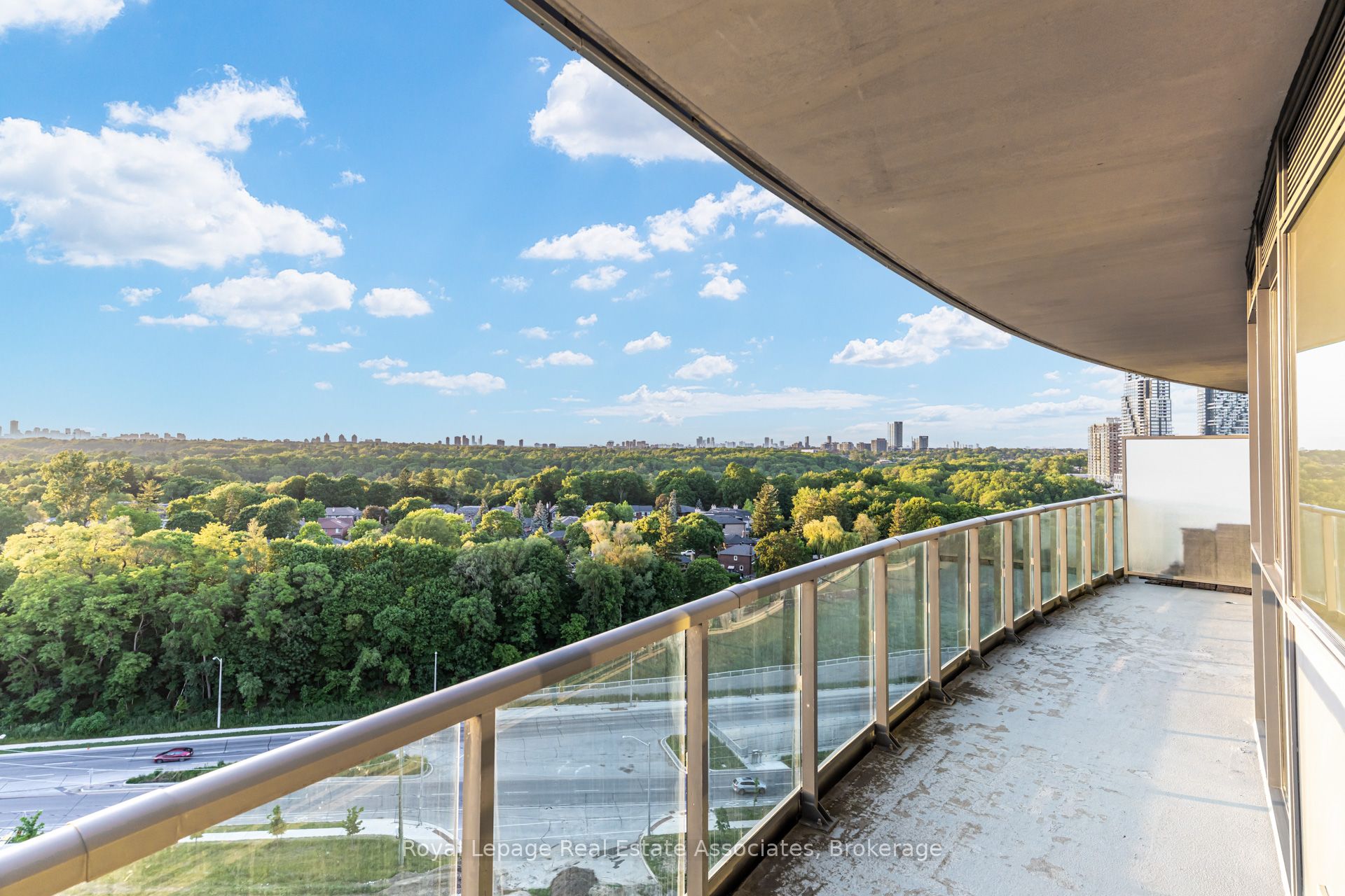 35 Brian Peck Crescent LPH21, Toronto, ON M4G 0A5 photo 2