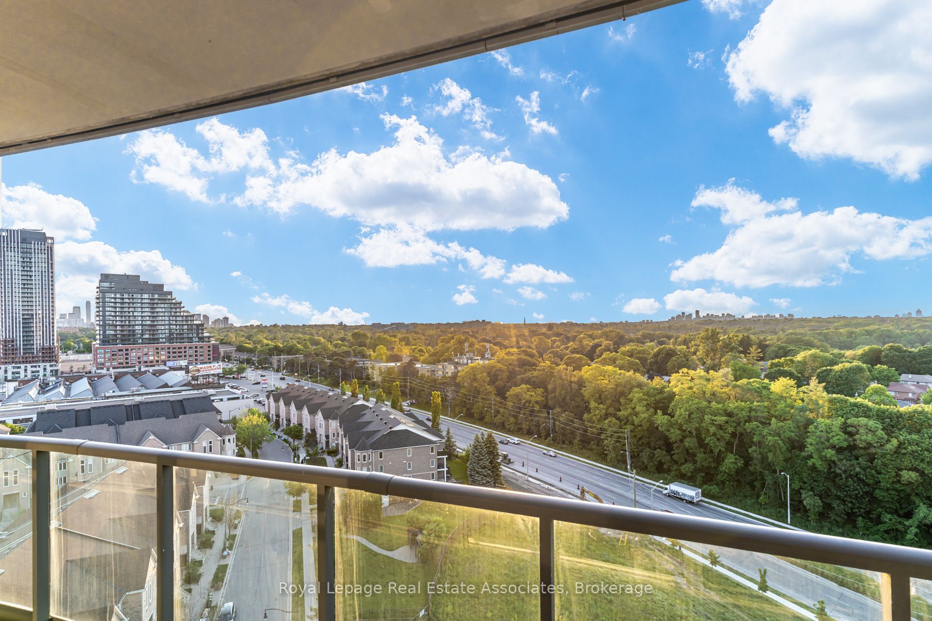 35 Brian Peck Crescent LPH21, Toronto, ON M4G 0A5 photo 3