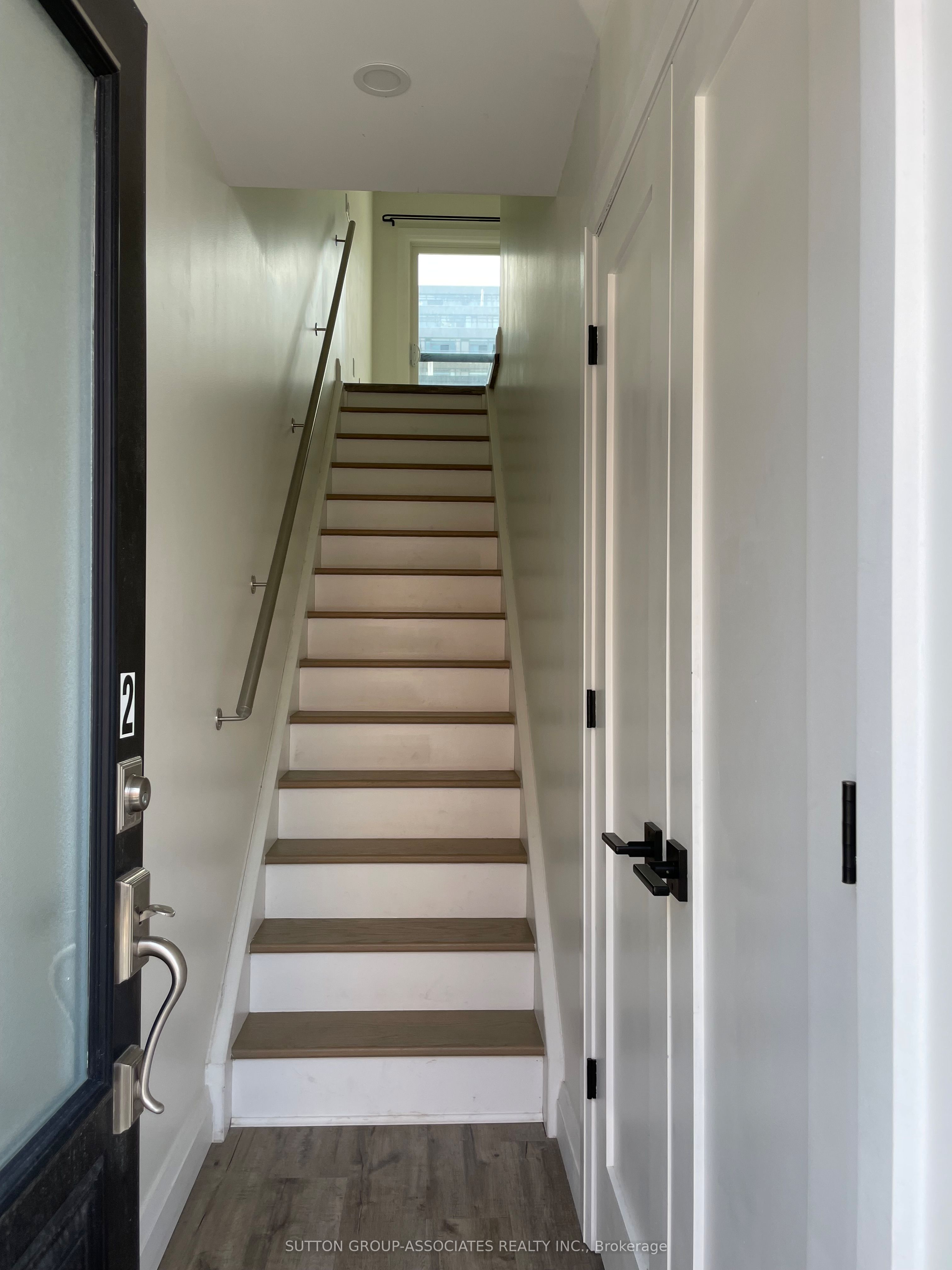 9 Whitaker Avenue 2, Toronto, ON M6J 1A2 photo 2