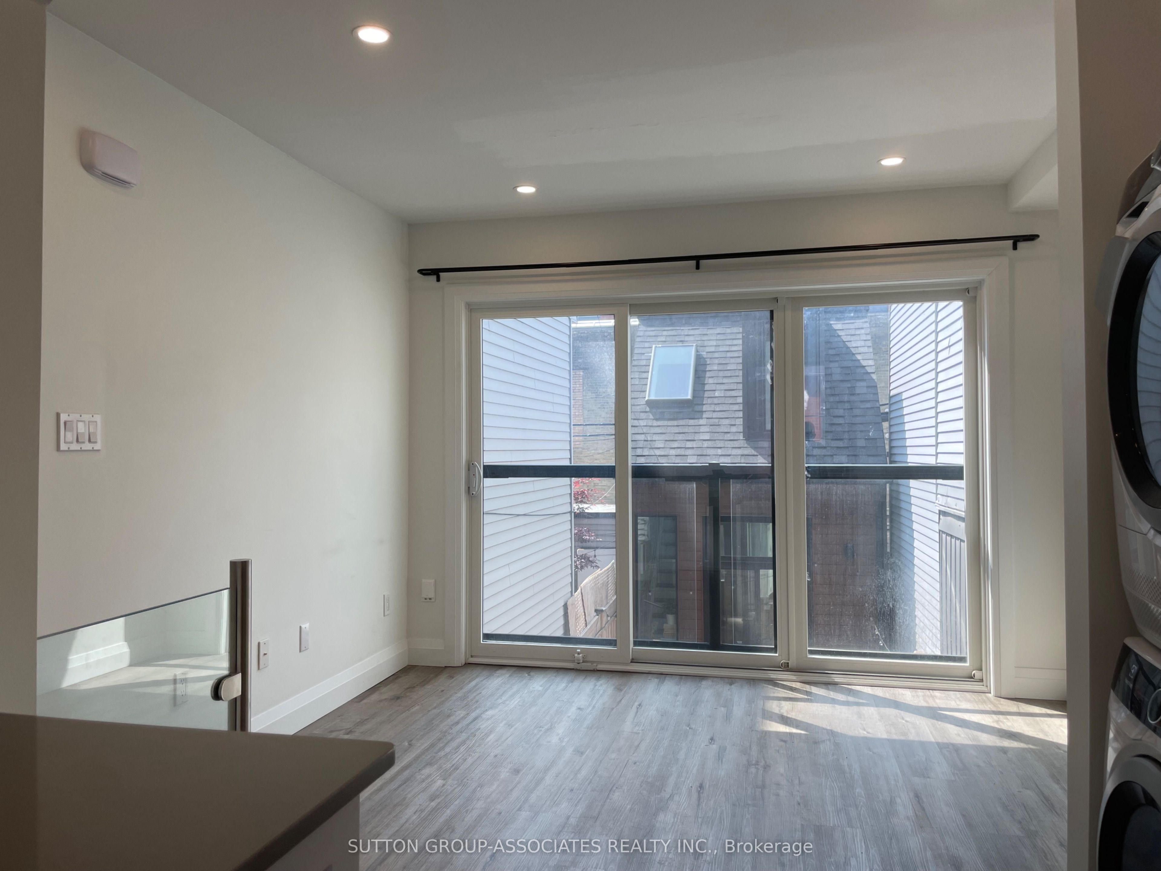 9 Whitaker Avenue 2, Toronto, ON M6J 1A2 photo 3