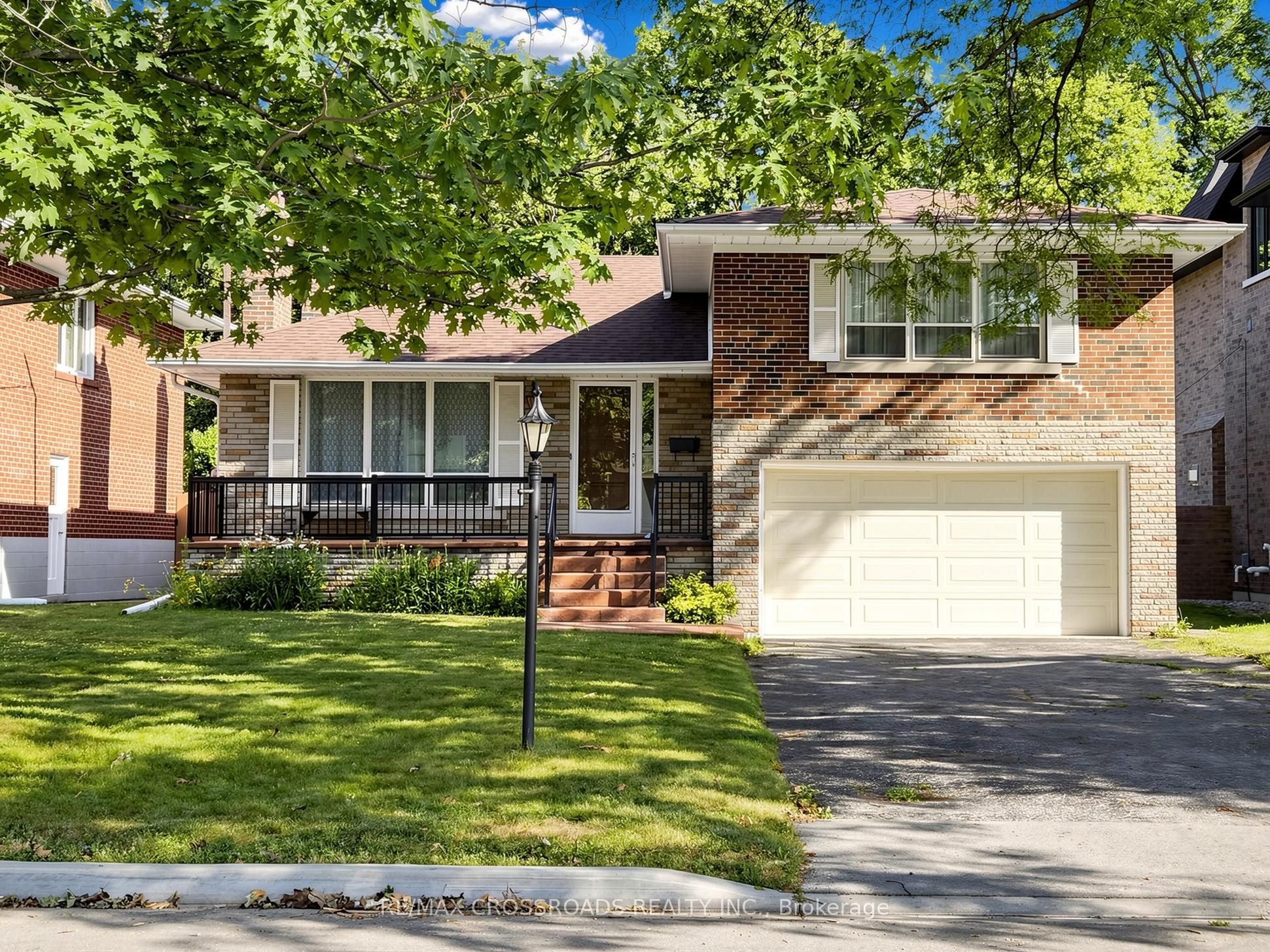 130 Betty Ann Drive, Toronto, ON M2N 1X4 photo 2