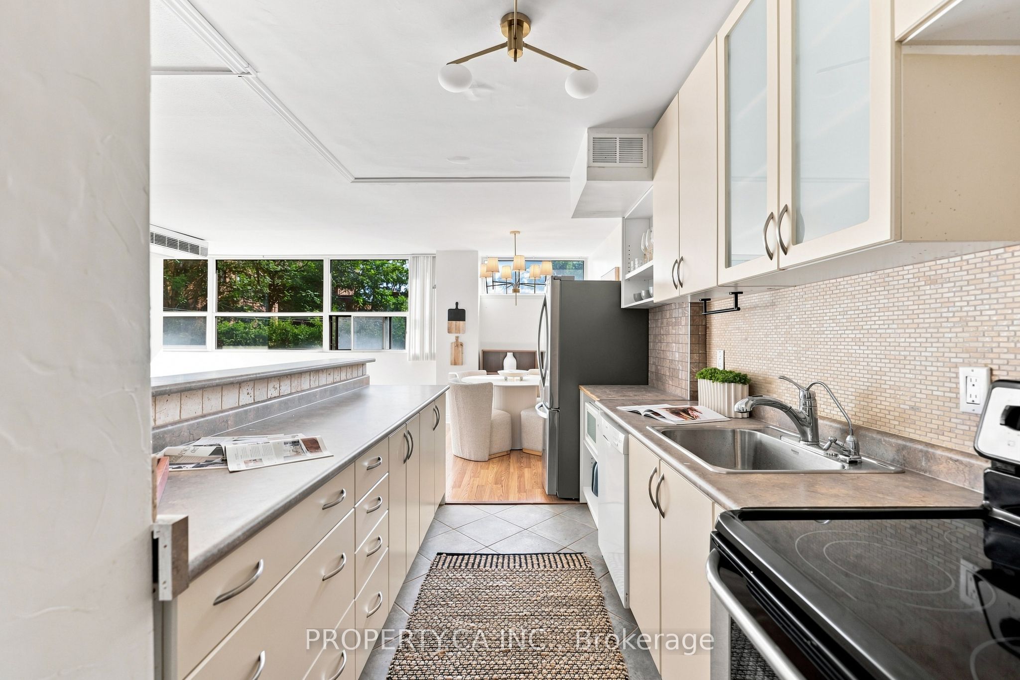 60 Montclair Avenue 202, Toronto, ON M5P 1P7