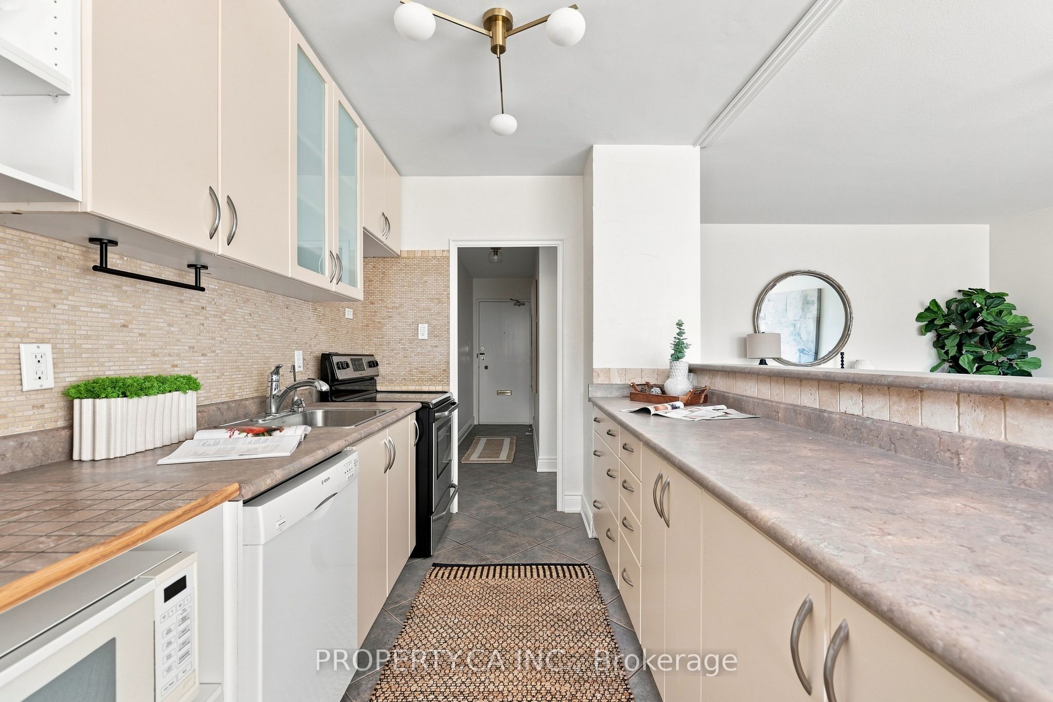 60 Montclair Avenue 202, Toronto, ON M5P 1P7 photo 5