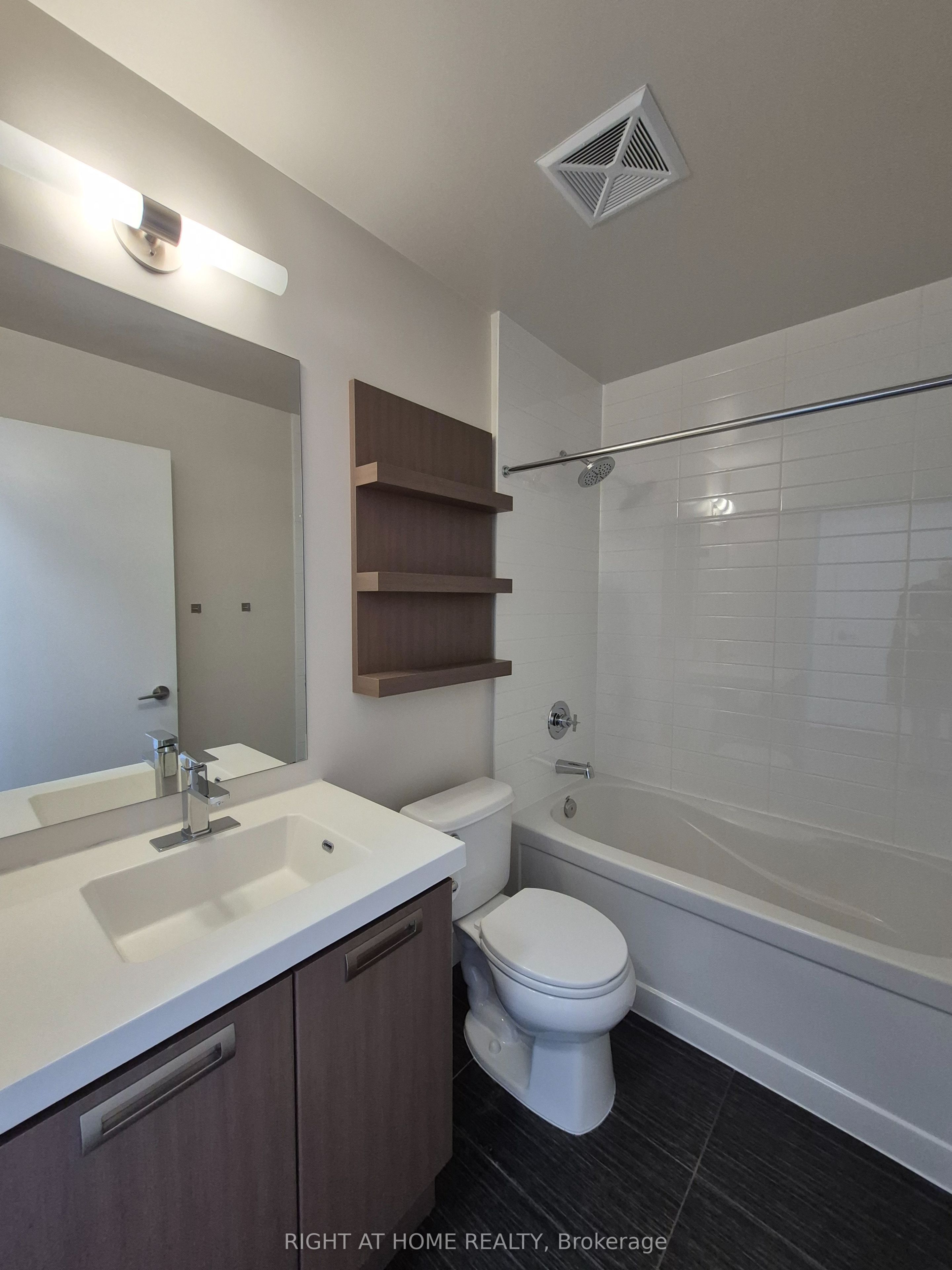 90 Stadium Road 1807, Toronto, ON M5V 3W5 photo 3