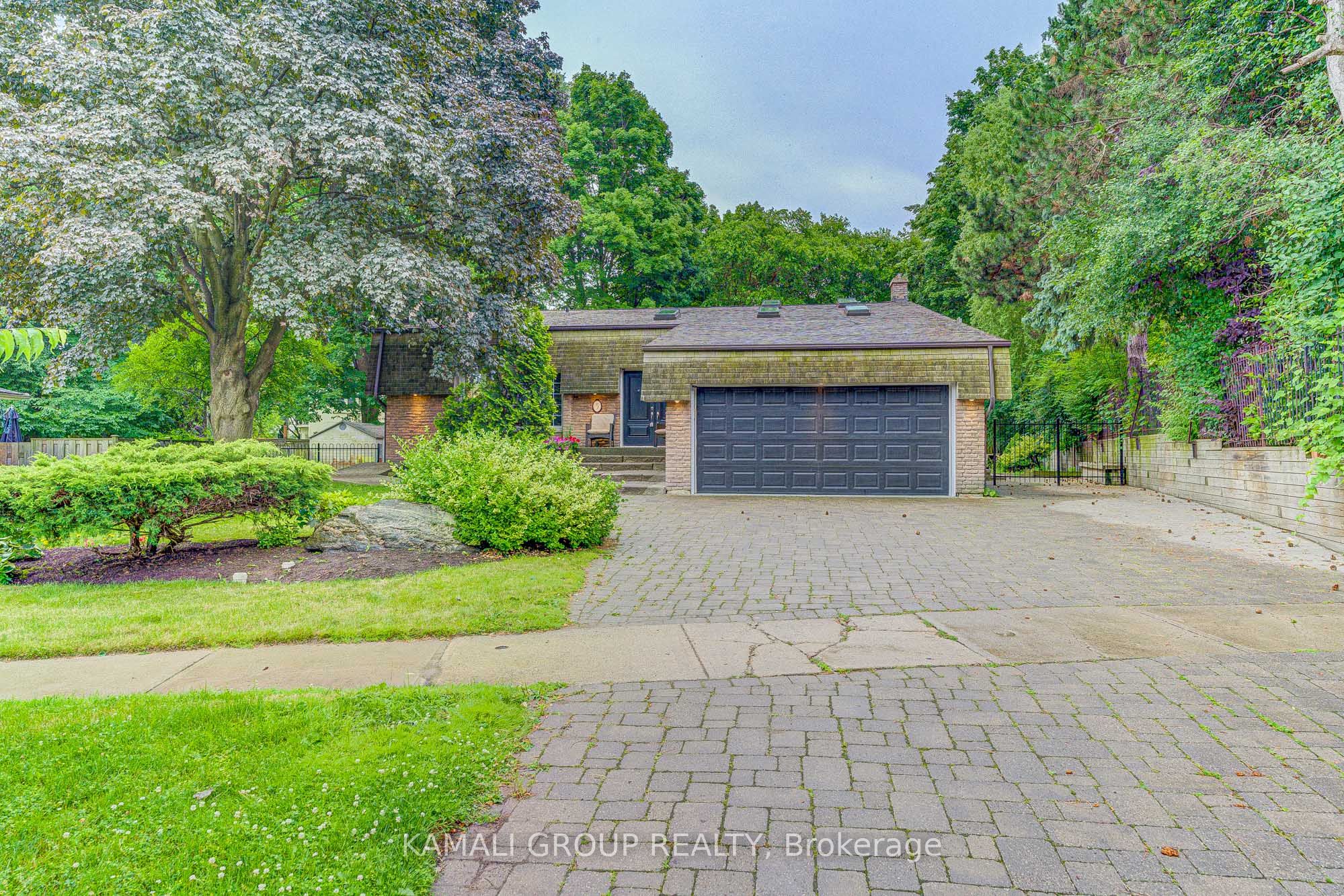 5 Caravan Drive, Toronto, ON M3B 1M9