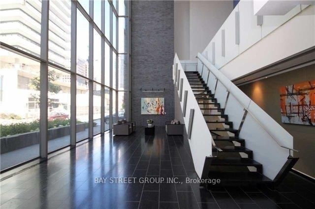 33 Charles Street E 2405, Toronto, ON M4Y 0A2 photo 2