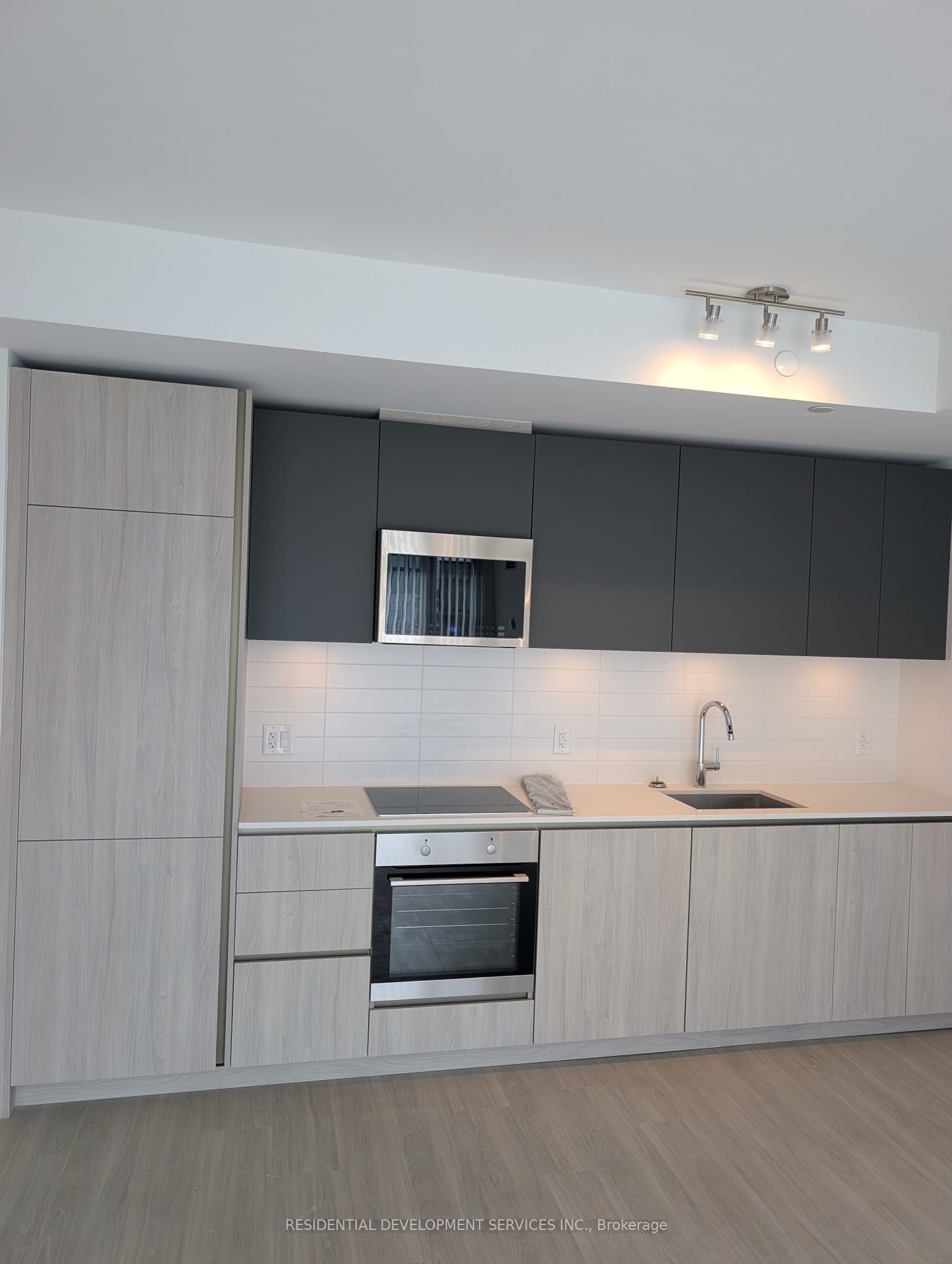 28 Widmer Street LPH29, Toronto, ON M5V 0T2 photo 2